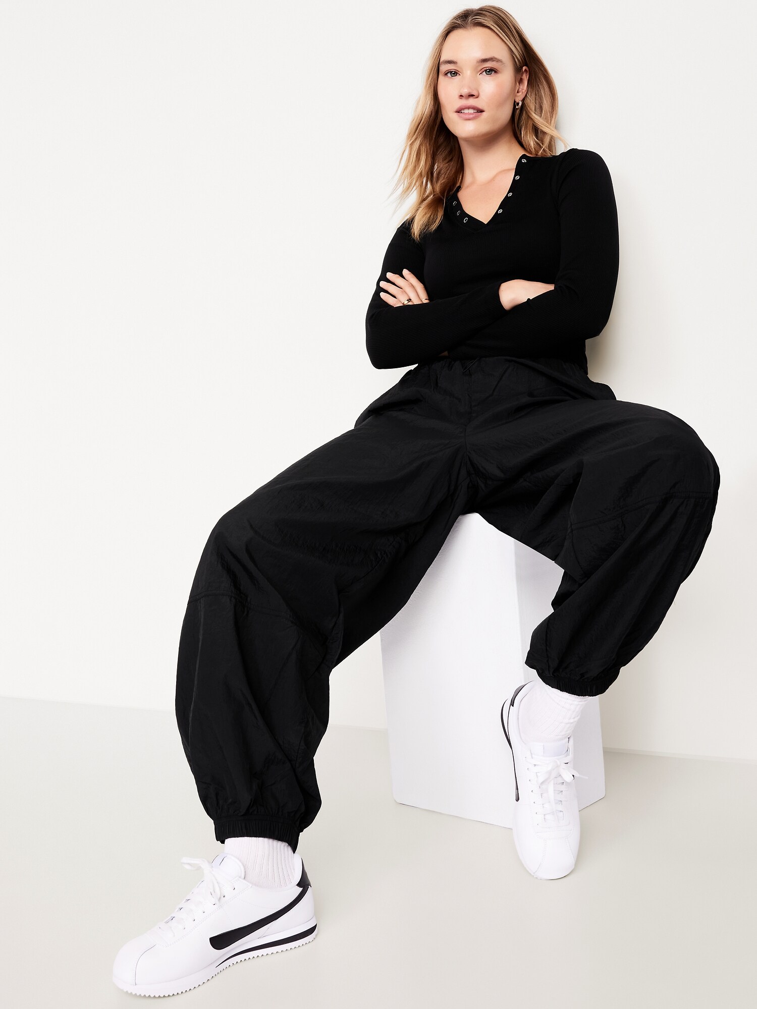 Женские брюки Old Navy Pull-On Windbreaker Parachute, цвет: Чёрный — фото 3