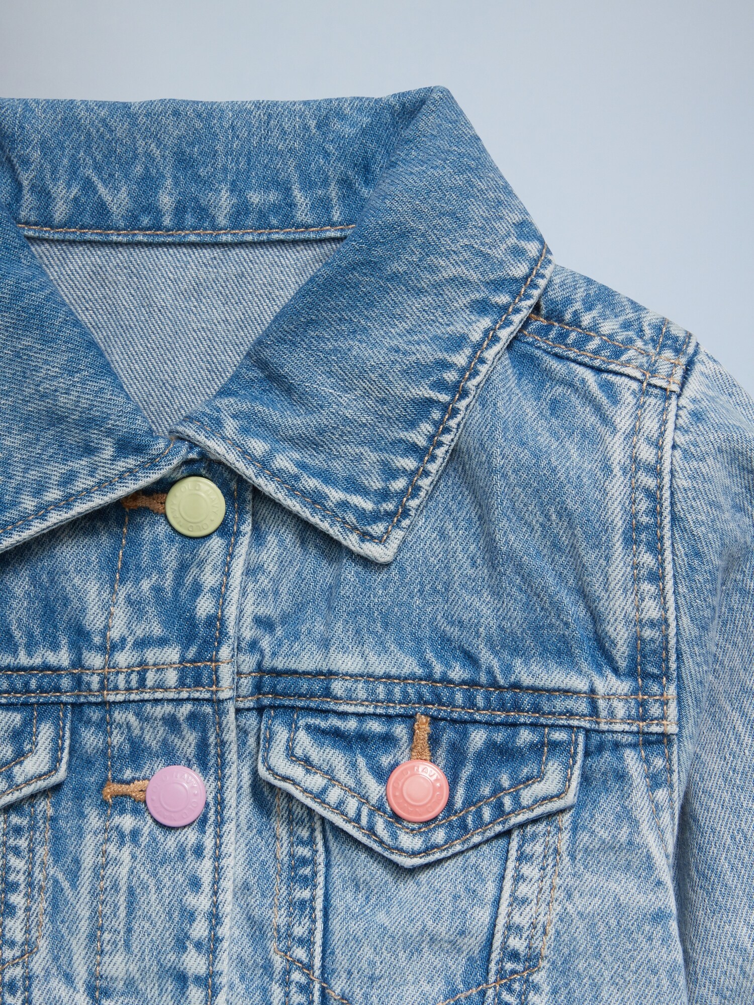 Куртка Old Navy Cropped Trucker Denim Jacket для девочек-малышей, цвет: Светлая варка — фото 3
