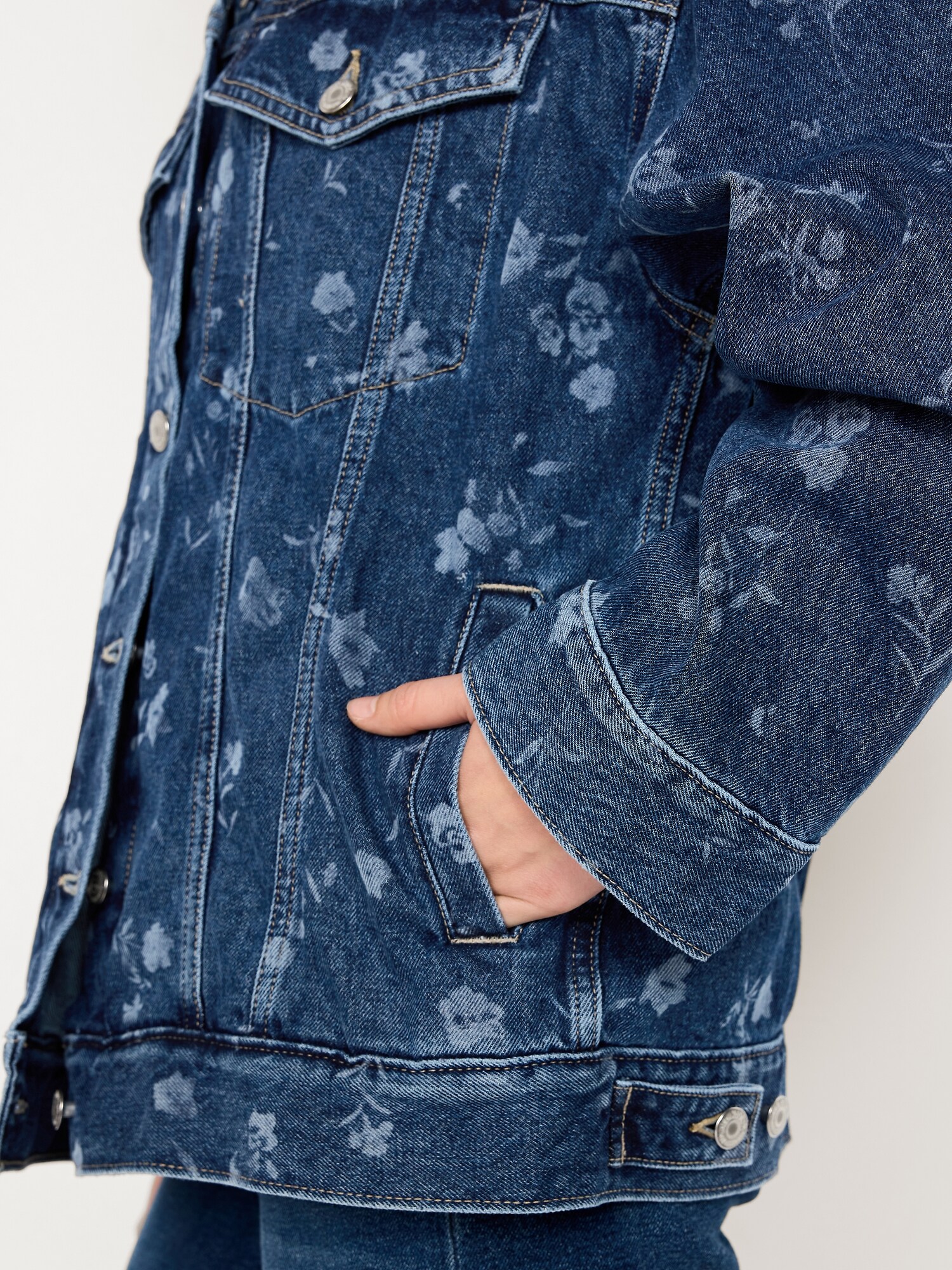 Женская куртка Old Navy Oversized Floral Print Jean Trucker, цвет: Индиго — фото 5