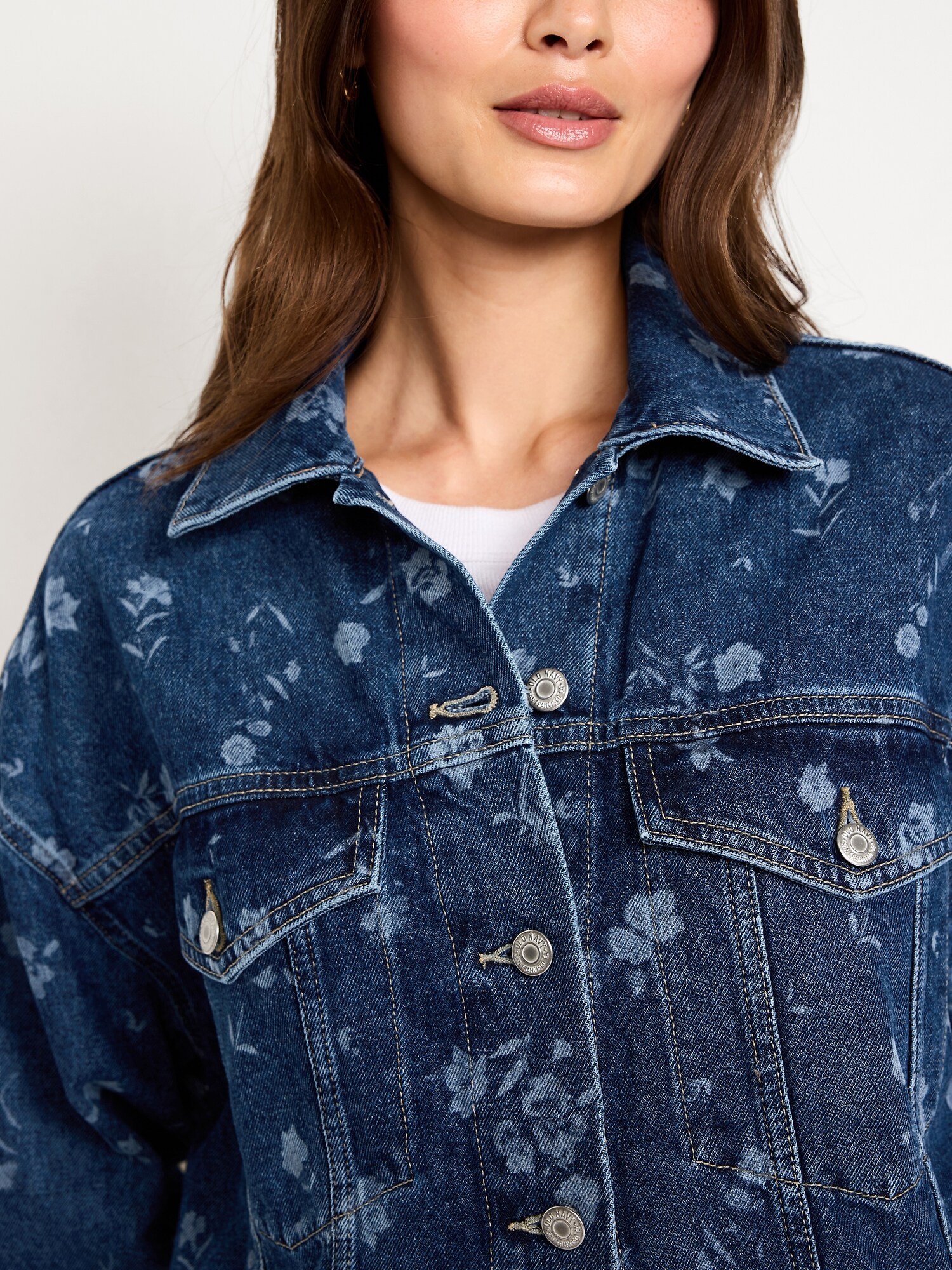Женская куртка Old Navy Oversized Floral Print Jean Trucker, цвет: Индиго — фото 4