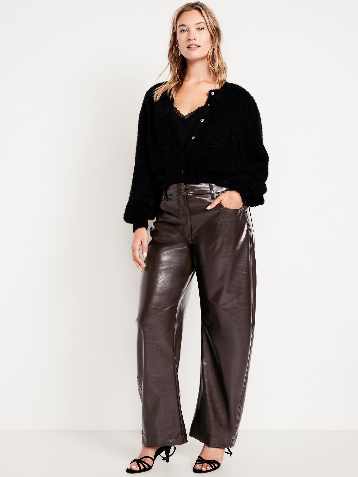 Женские брюки Old Navy High-Waisted Faux-Leather Ankle Barrel, цвет: Topsoil — фото 5