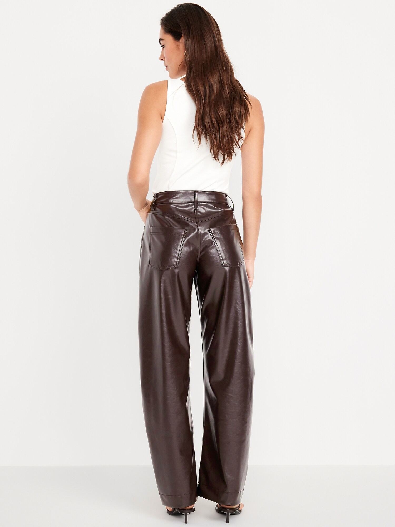Женские брюки Old Navy High-Waisted Faux-Leather Ankle Barrel, цвет: Topsoil — фото 3