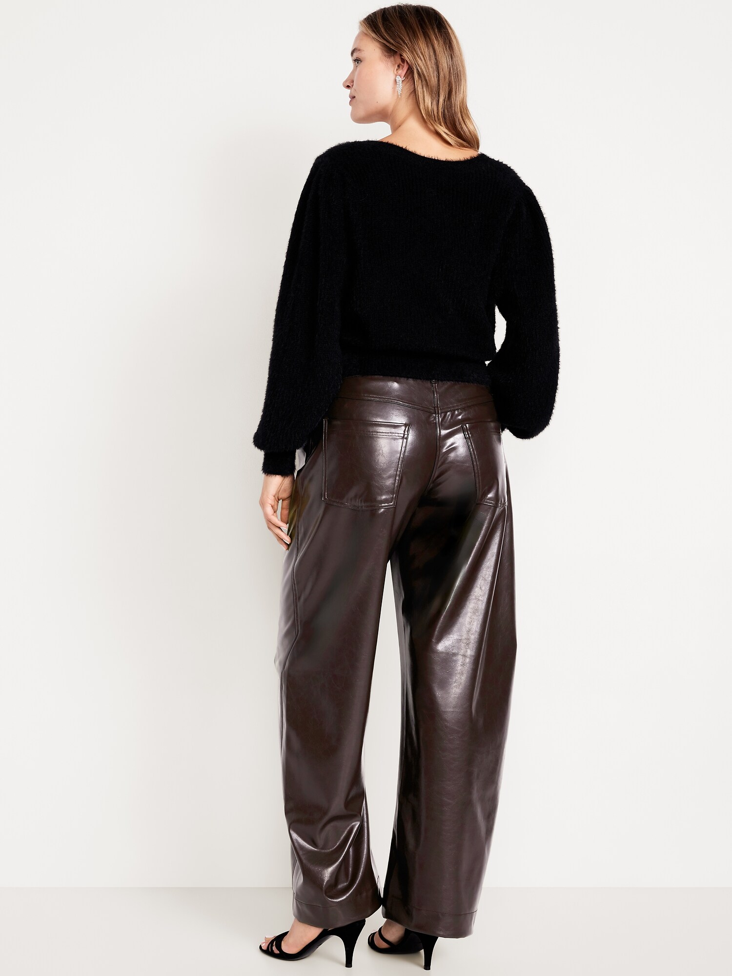 Женские брюки Old Navy High-Waisted Faux-Leather Ankle Barrel, цвет: Topsoil — фото 6