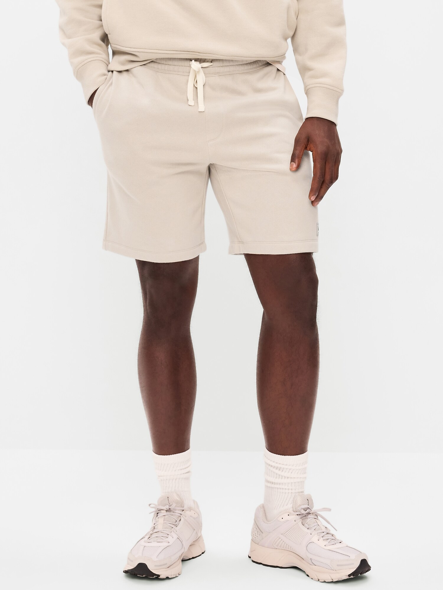 Мужские шорты Old Navy Rotation Logo Shorts -- 7-inch inseam, цвет: Серо-бежевый — фото 2