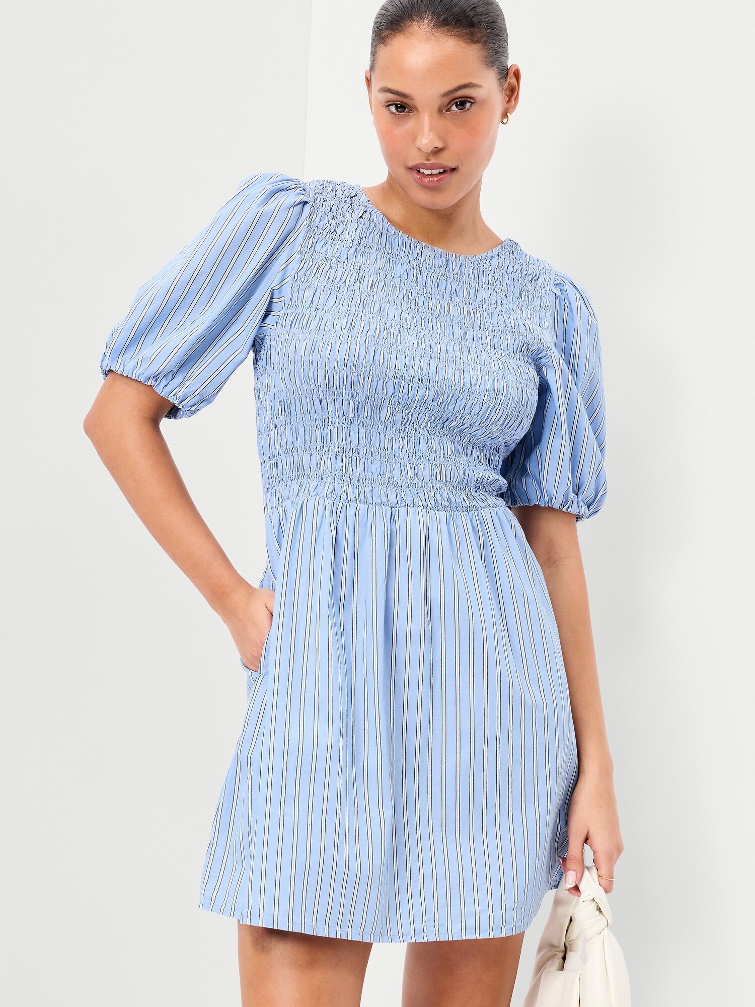 Женское платье Old Navy Smocked Puff-Sleeve Flare Mini, цвет: Синий полосатый — фото 3