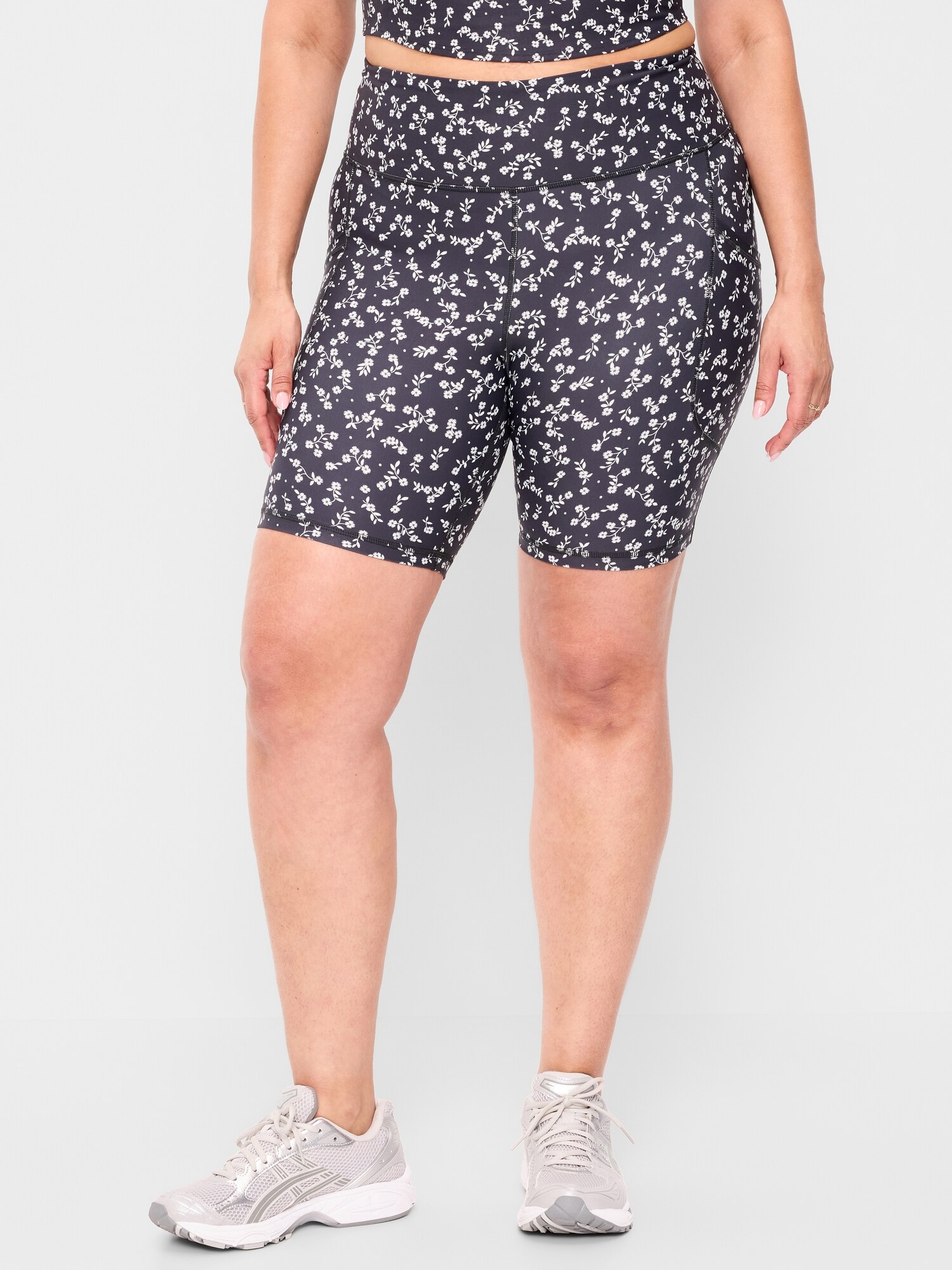 Женские шорты Old Navy High-Waisted PowerSoft Biker Shorts -- 8-inch inseam, цвет: Чёрный с принтом — фото 6