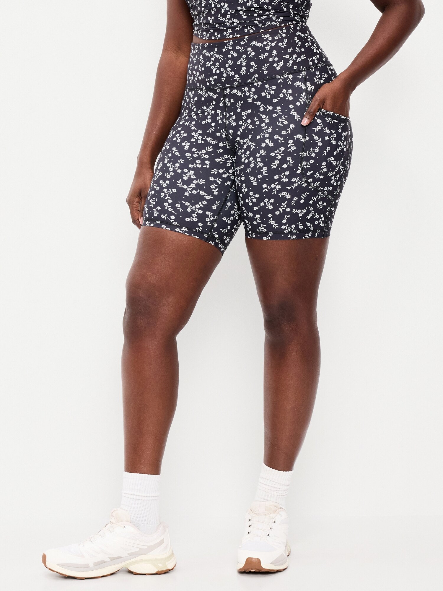 Женские шорты Old Navy High-Waisted PowerSoft Biker Shorts -- 8-inch inseam, цвет: Чёрный с принтом — фото 4