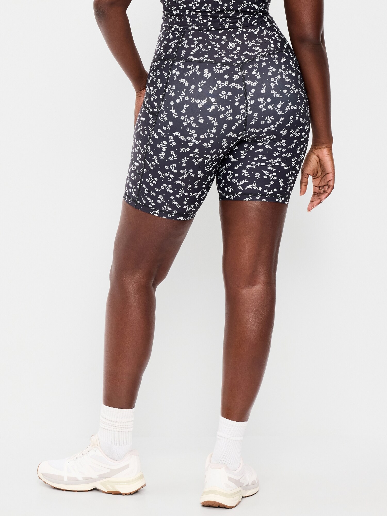 Женские шорты Old Navy High-Waisted PowerSoft Biker Shorts -- 8-inch inseam, цвет: Чёрный с принтом — фото 5