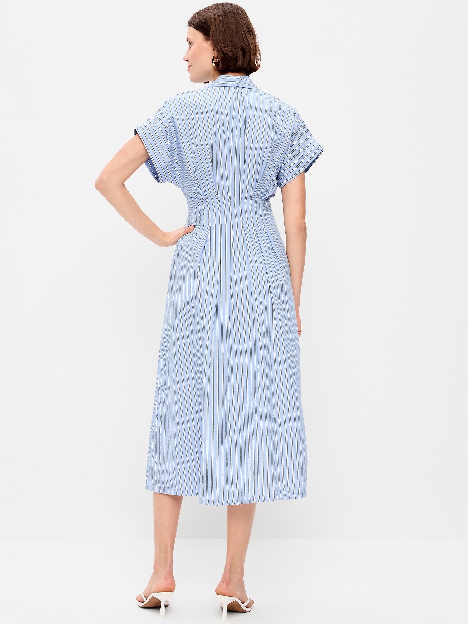 Женское платье Old Navy Pintuck-Waist Midi Shirt Dress, цвет: Белый / Синий — фото 2