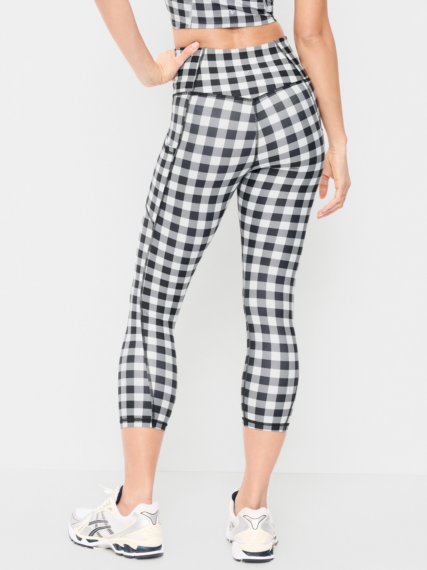 Женские леггинсы Old Navy High-Waisted PowerSoft Crop Pocket, цвет: Чёрный / Белый в мелкую клетку — фото 2