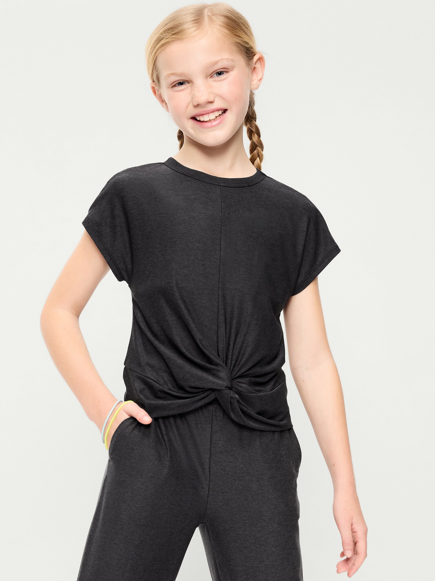 Футболка Old Navy CloudMotion Short-Sleeve Front-Knot T-Shirt для девочек, цвет: Чёрный — фото 5