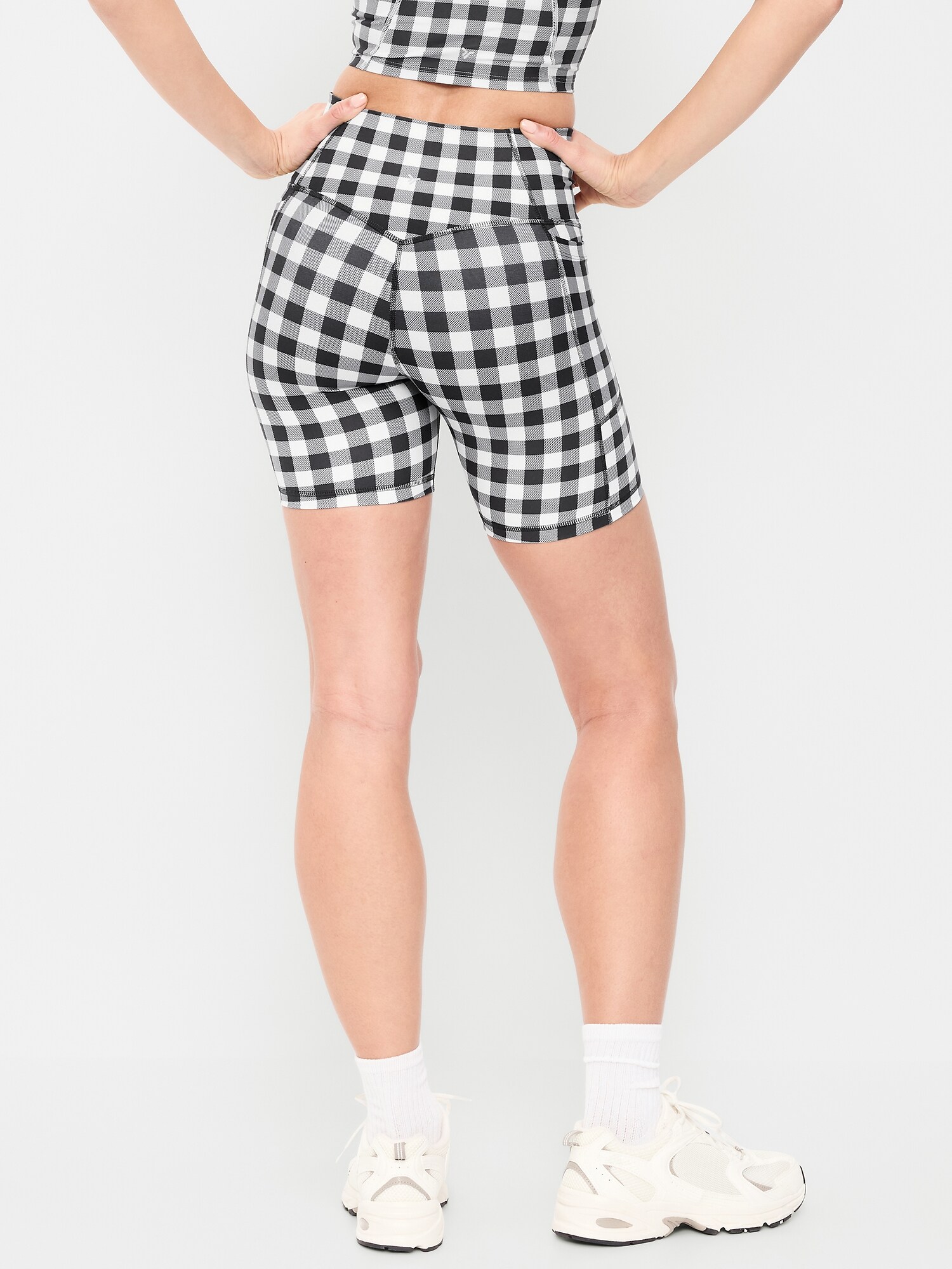 Женские шорты Old Navy Extra-High Waisted PowerSoft Boundless Pocket Biker Shorts-- 6-inch inseam - No Front Seam, цвет: Чёрный / Белый в мелкую клетку — фото 2