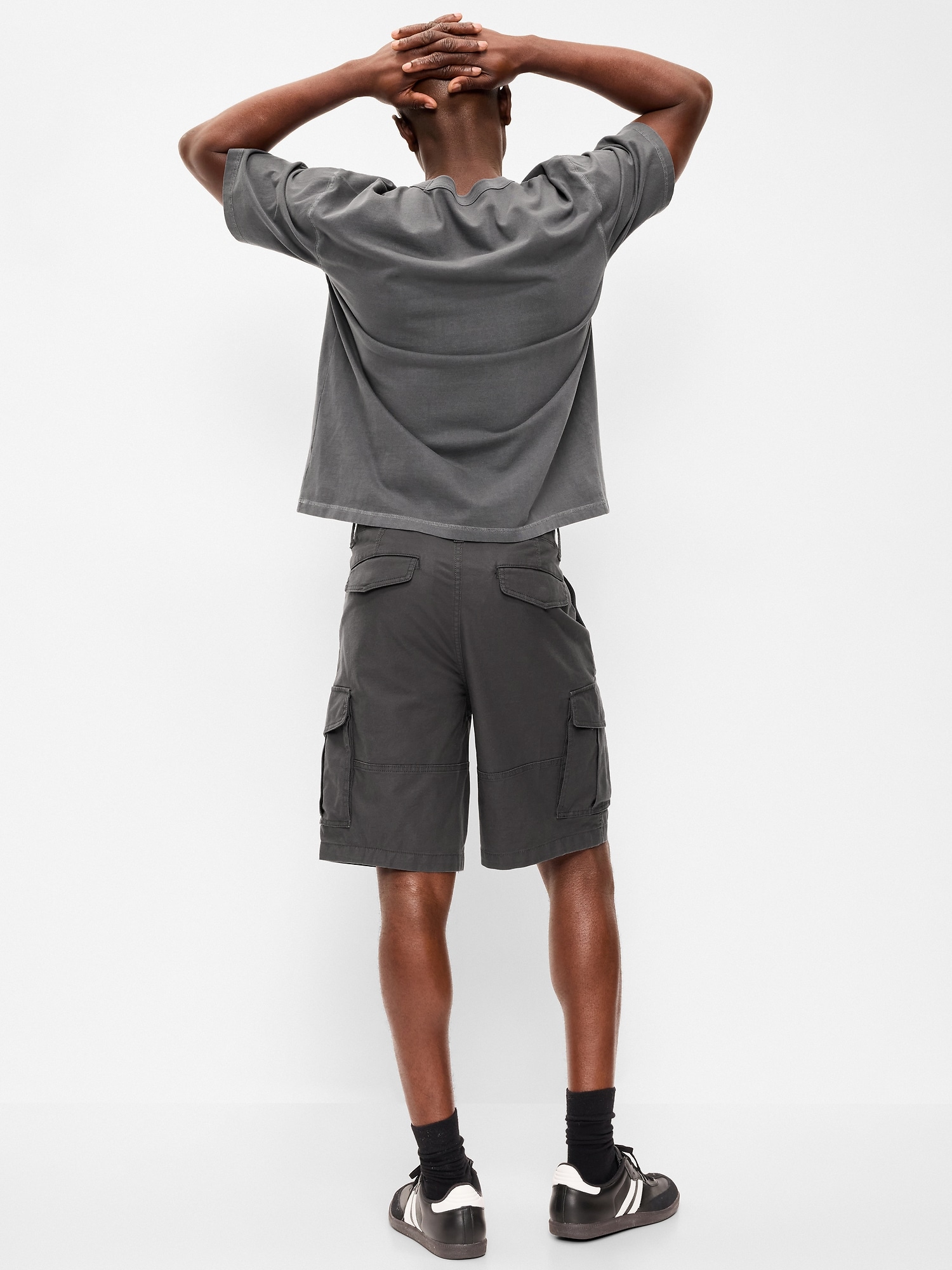 Мужские шорты Old Navy 90's Loose Lived-In Cargo Shorts -- 10-inch inseam, цвет: Тёмный серый — фото 3