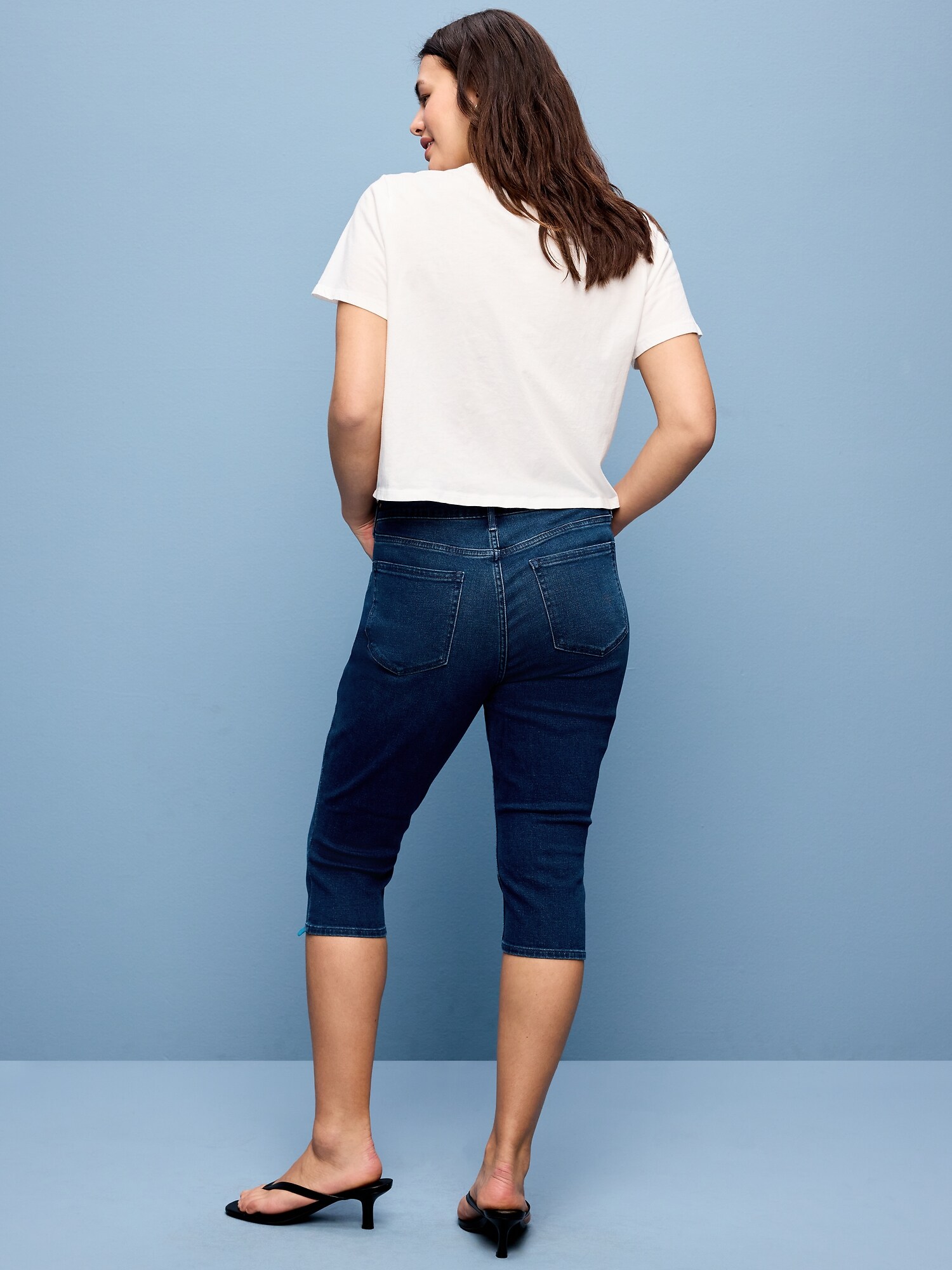 Женские джинсы Old Navy High-Waisted Wow Capri, цвет: Тёмная варка — фото 6