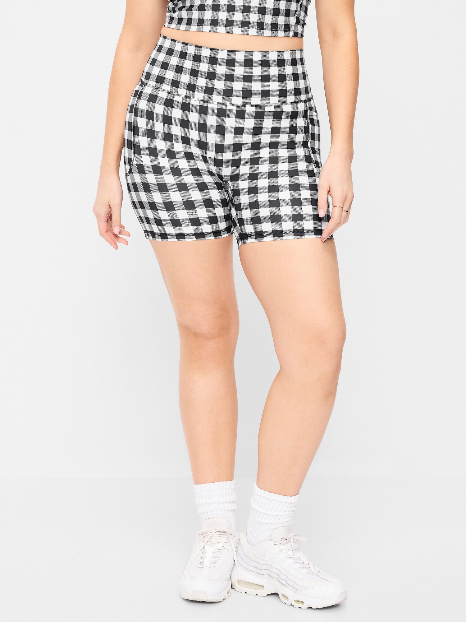 Женские шорты Old Navy Extra-High Waisted PowerSoft Boundless Pocket Biker Shorts-- 6-inch inseam - No Front Seam, цвет: Чёрный / Белый в мелкую клетку — фото 4