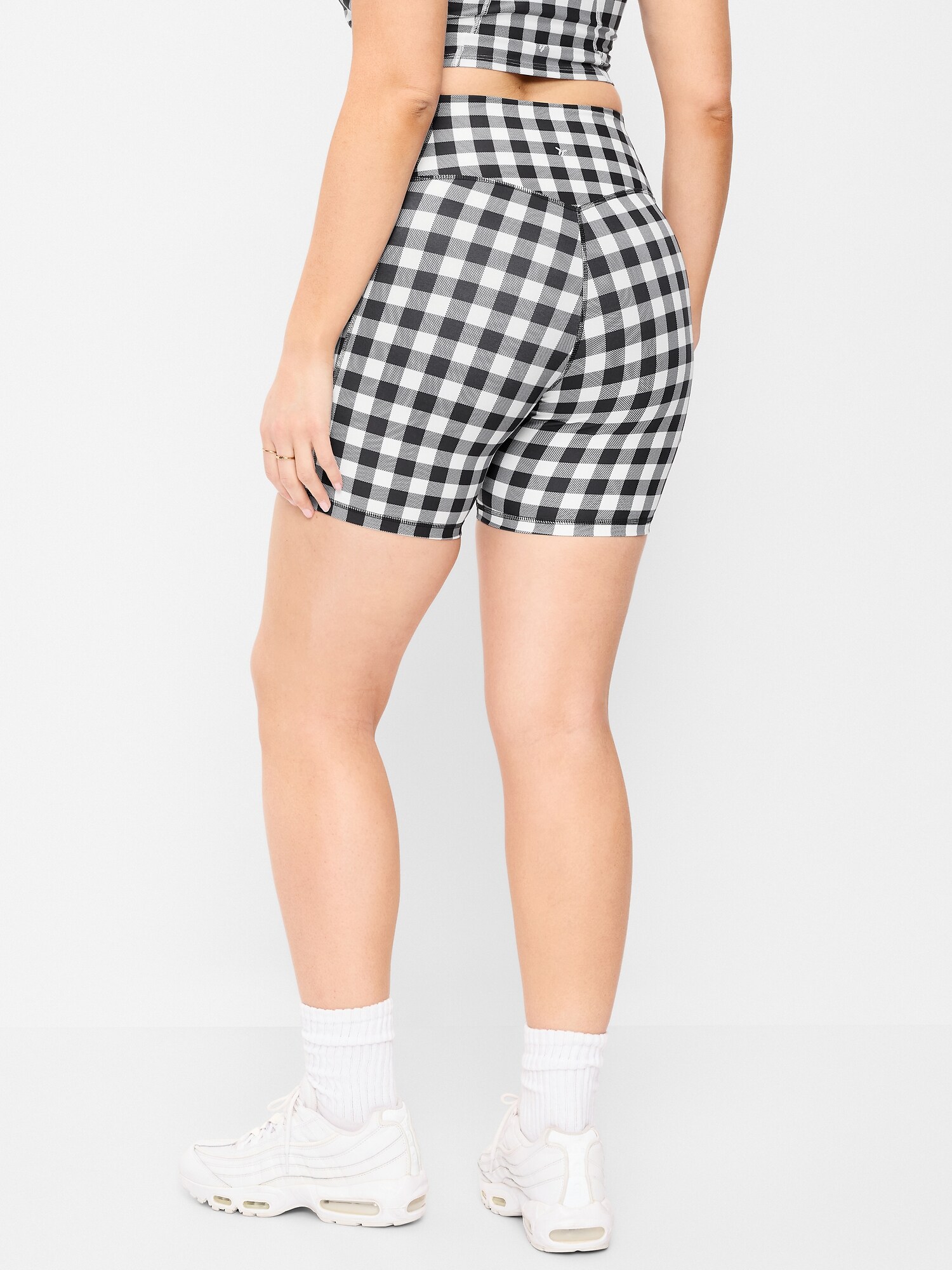 Женские шорты Old Navy Extra-High Waisted PowerSoft Boundless Pocket Biker Shorts-- 6-inch inseam - No Front Seam, цвет: Чёрный / Белый в мелкую клетку — фото 5