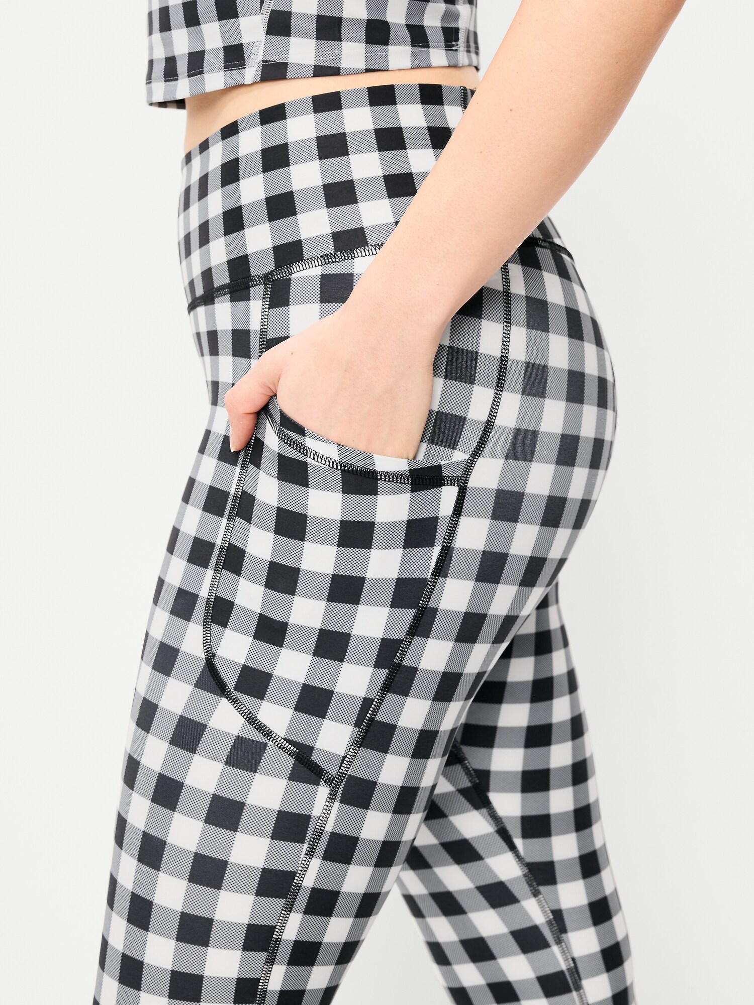 Женские леггинсы Old Navy High-Waisted PowerSoft Crop Pocket, цвет: Чёрный / Белый в мелкую клетку — фото 3