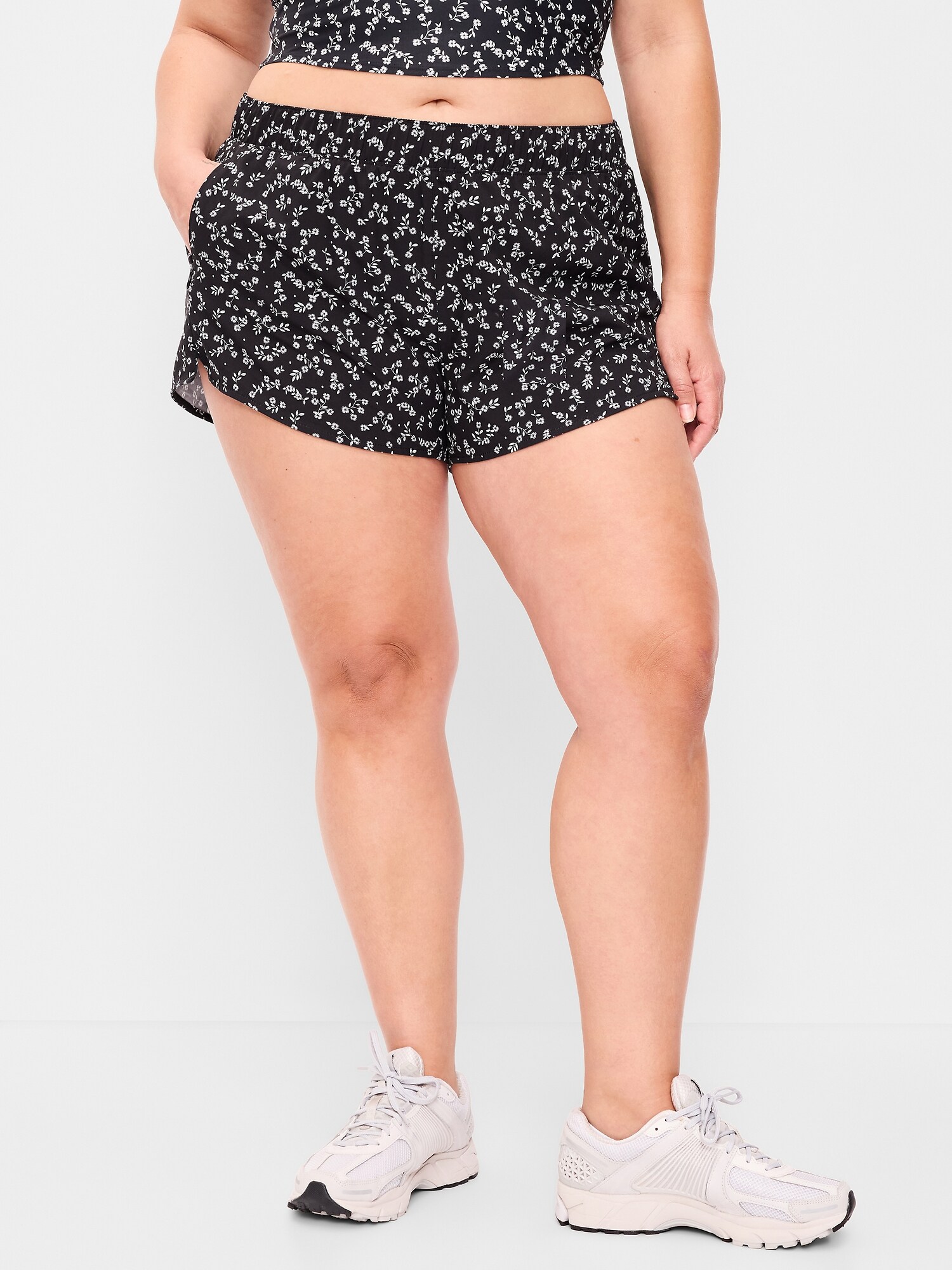 Женские шорты Old Navy Mid-Rise StretchTech Run Shorts -- 3-inch inseam, цвет: Чёрный с принтом — фото 6