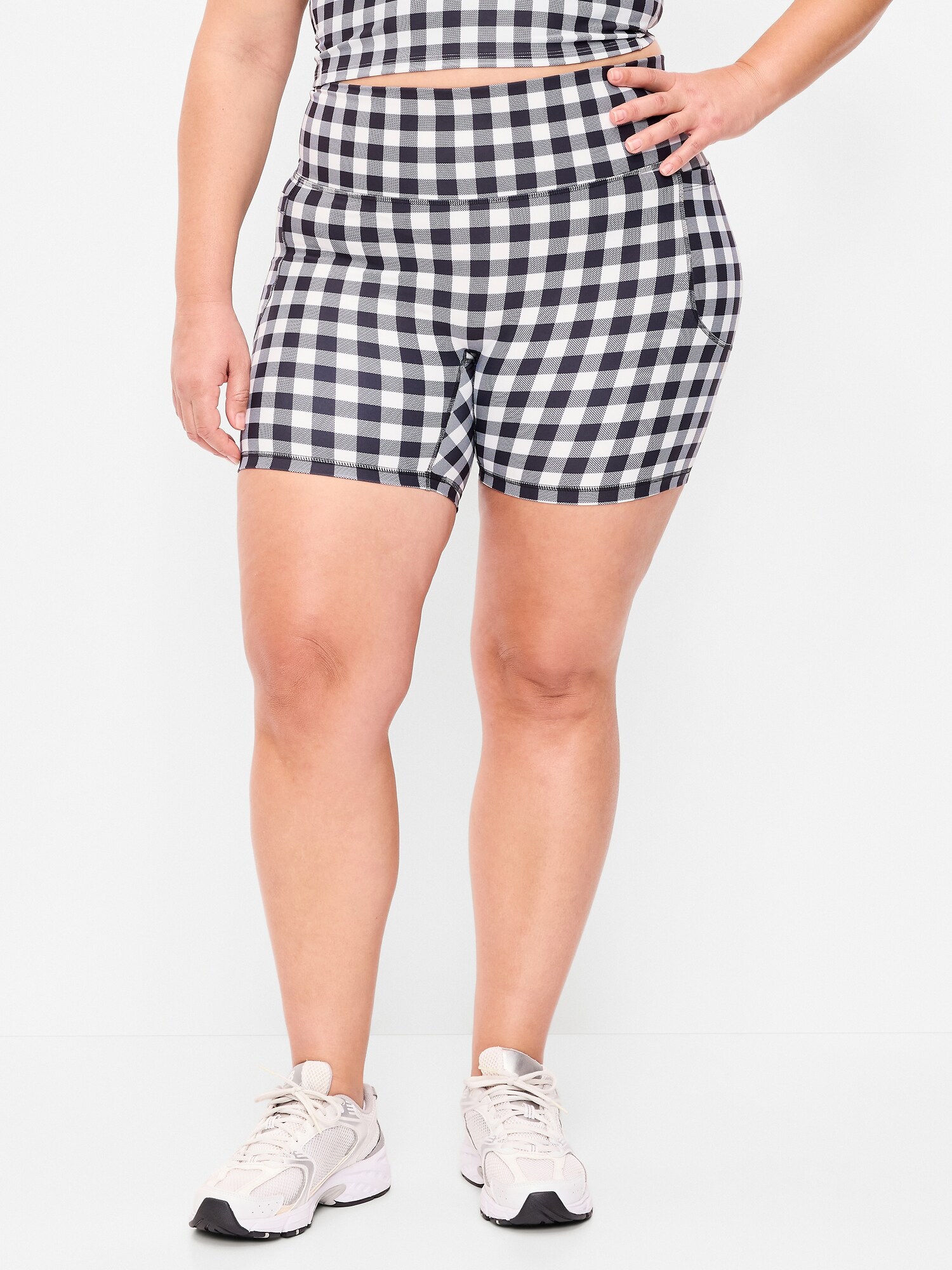 Женские шорты Old Navy Extra-High Waisted PowerSoft Boundless Pocket Biker Shorts-- 6-inch inseam - No Front Seam, цвет: Чёрный / Белый в мелкую клетку — фото 6