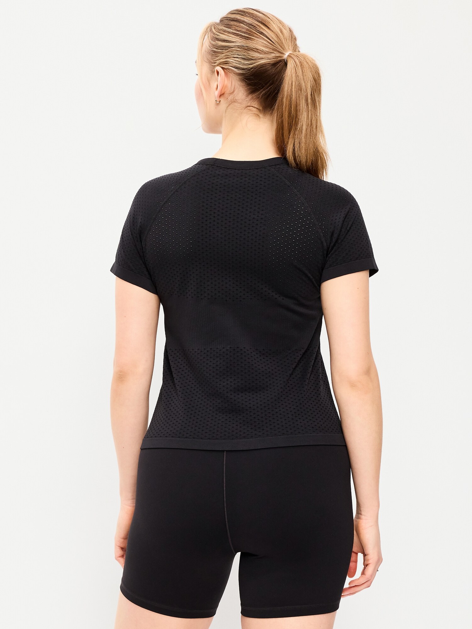 Женская футболка Old Navy Seamless Textured Cropped T-Shirt, цвет: Чёрный — фото 6