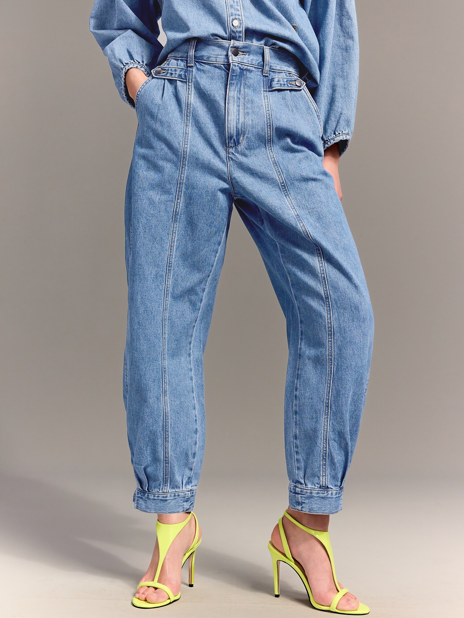 Женские брюки Old Navy x Christopher John Rogers High-Waisted Barrel, цвет: Средняя варка — фото 2