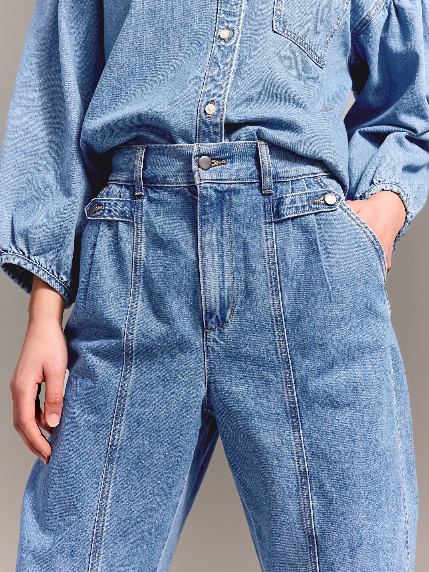 Женские брюки Old Navy x Christopher John Rogers High-Waisted Barrel, цвет: Средняя варка — фото 4