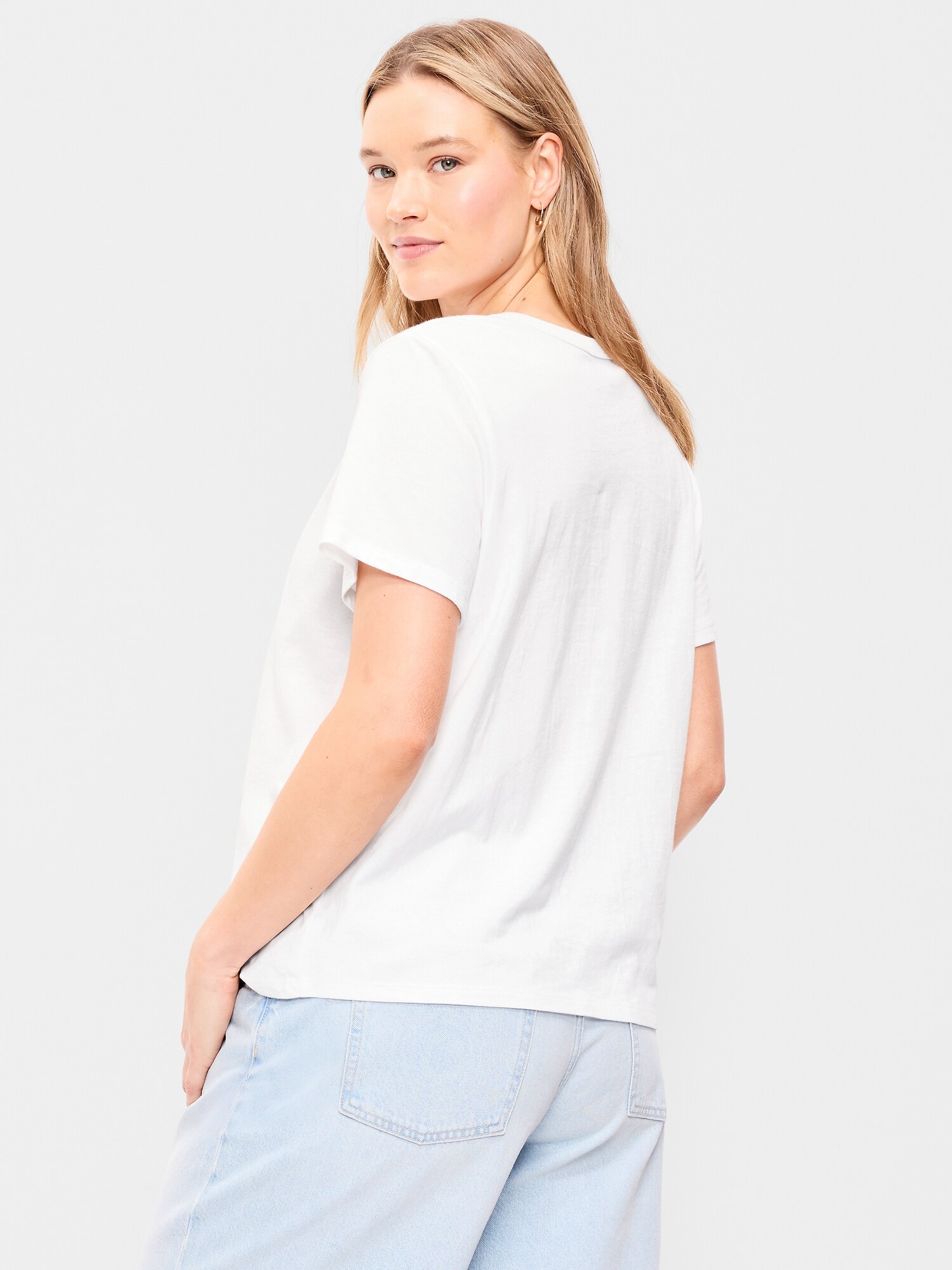 Женская футболка Old Navy EveryWear Logo Graphic, цвет: Calla Lilies — фото 6