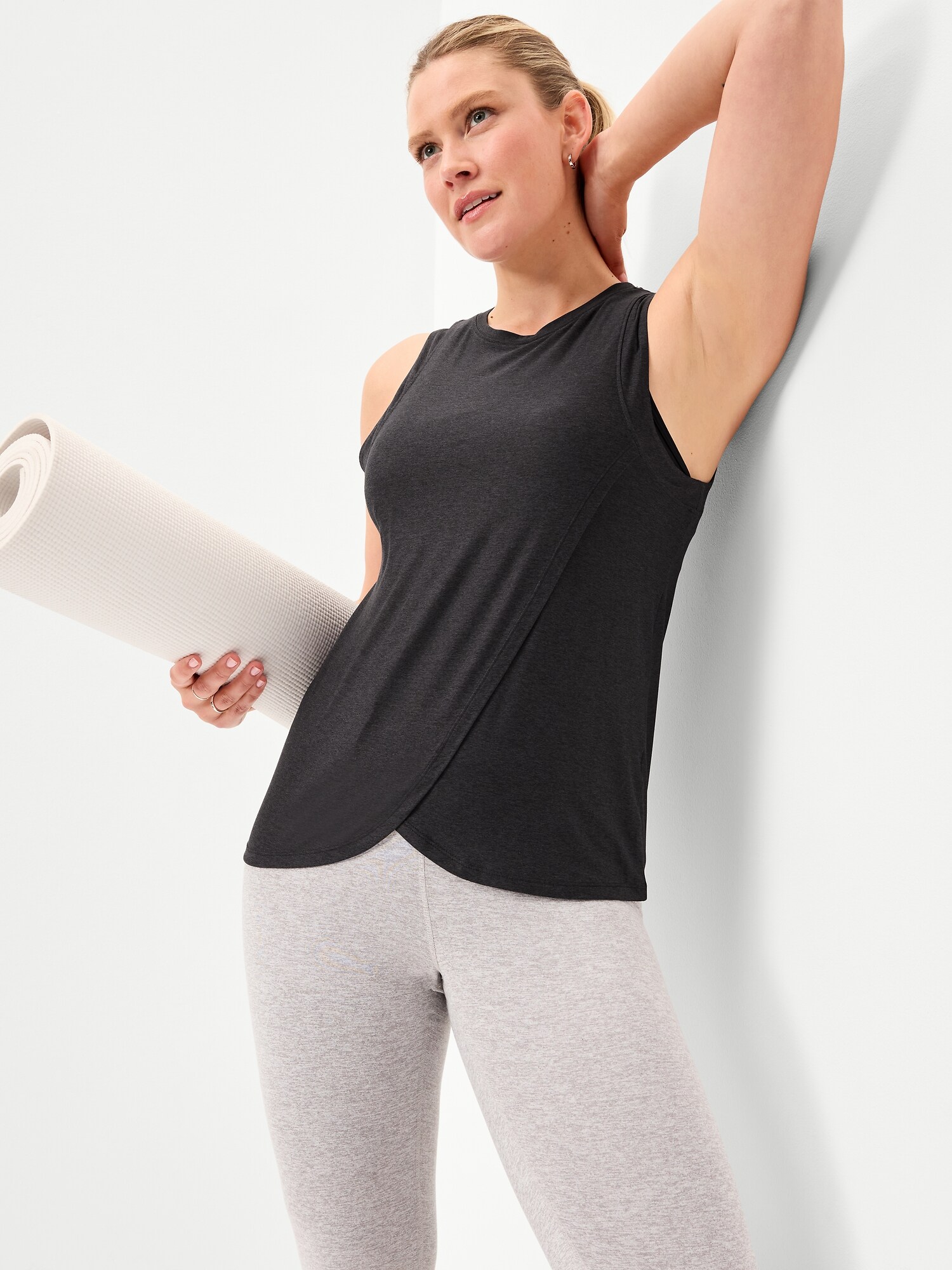 Топ для кормящих Old Navy Maternity CloudMotion с запахом, цвет: Чёрный, вариант 1 — фото 3