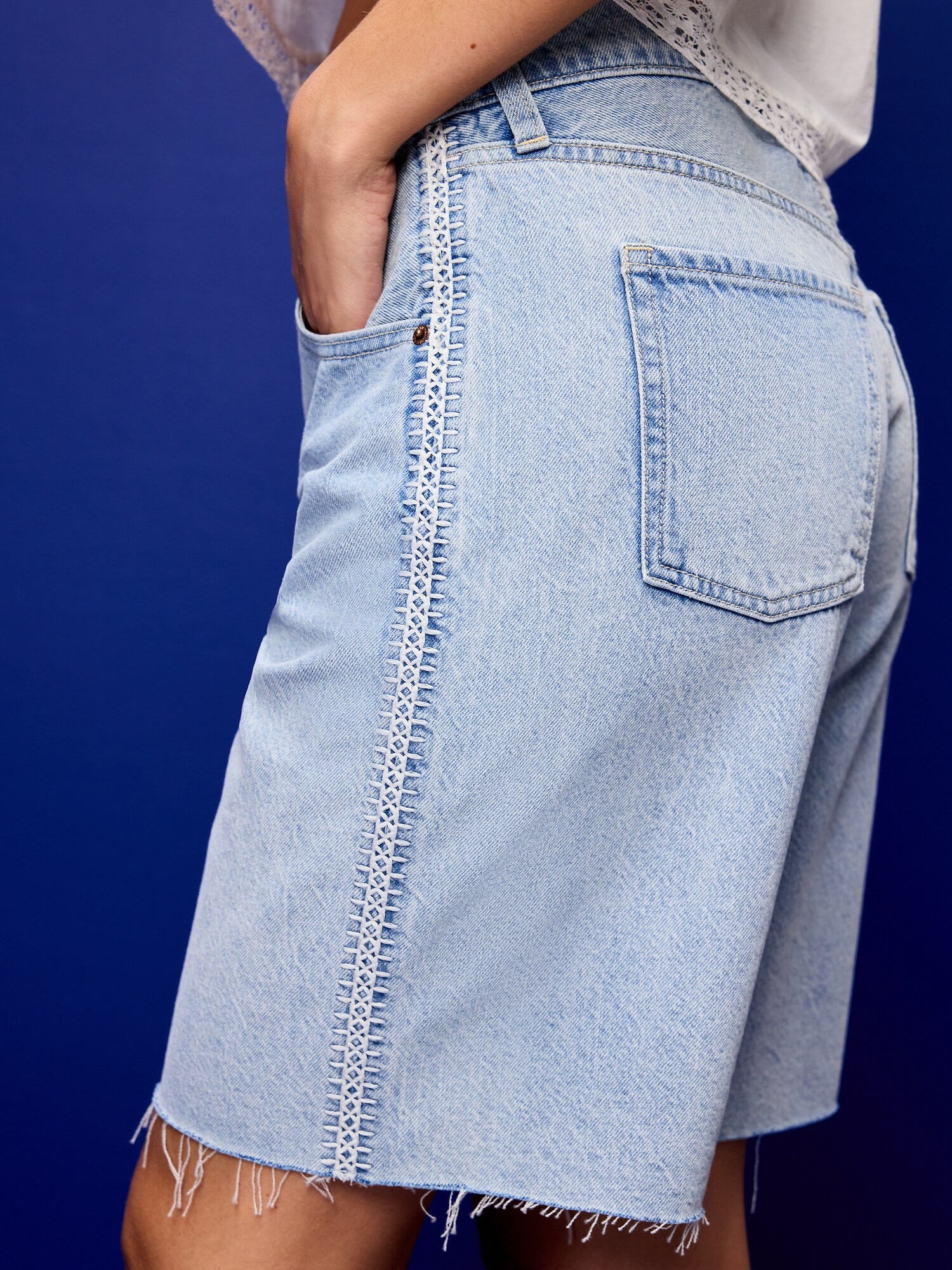 Женские шорты Old Navy Mid-Rise Baggy Jean Cut-Off Shorts -- 9-inch inseam, цвет: Tinted Stitch — фото 5