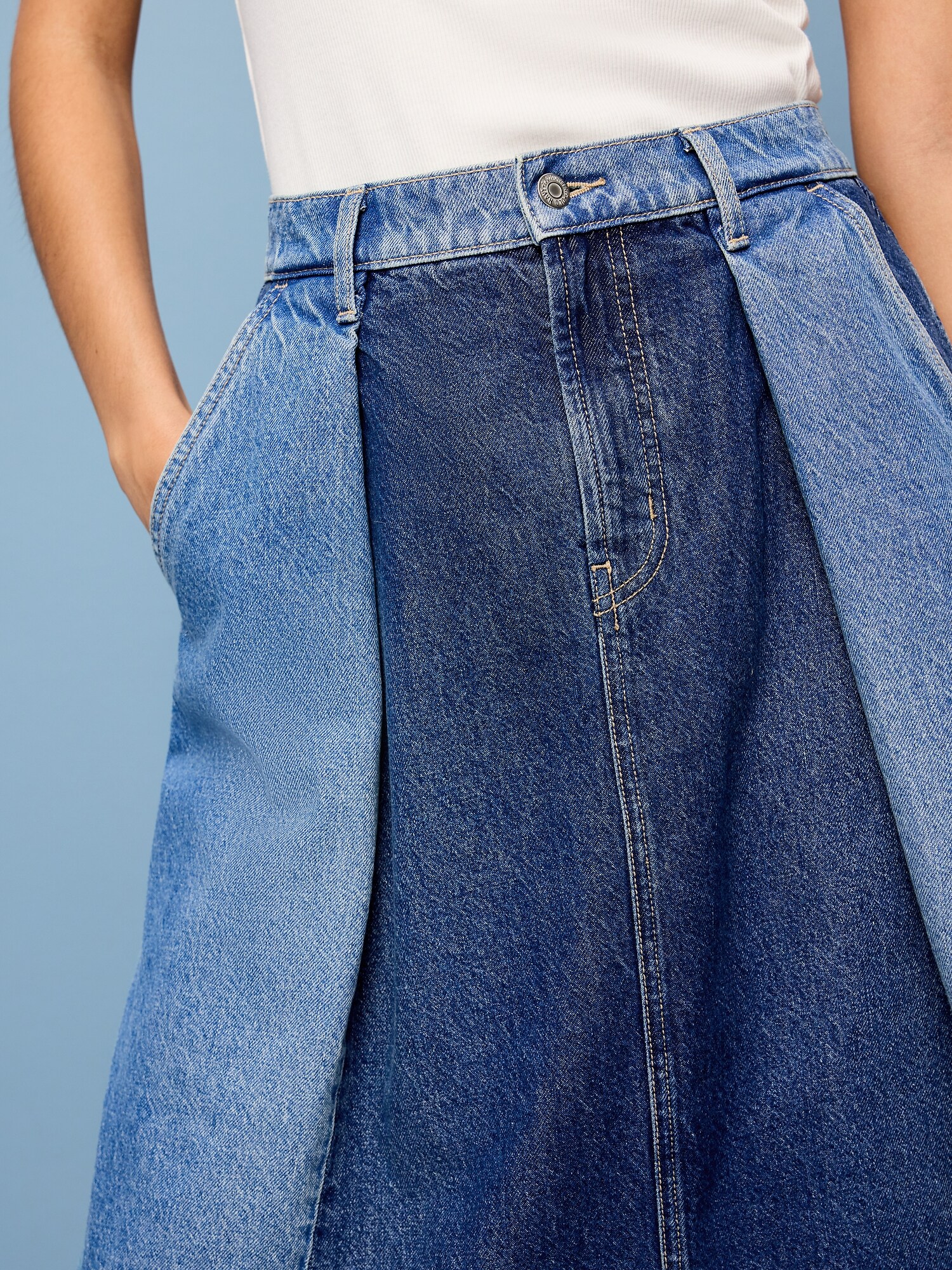 Женская юбка Old Navy Reconstructed Pleated Denim Midi, цвет: Coretta — фото 4