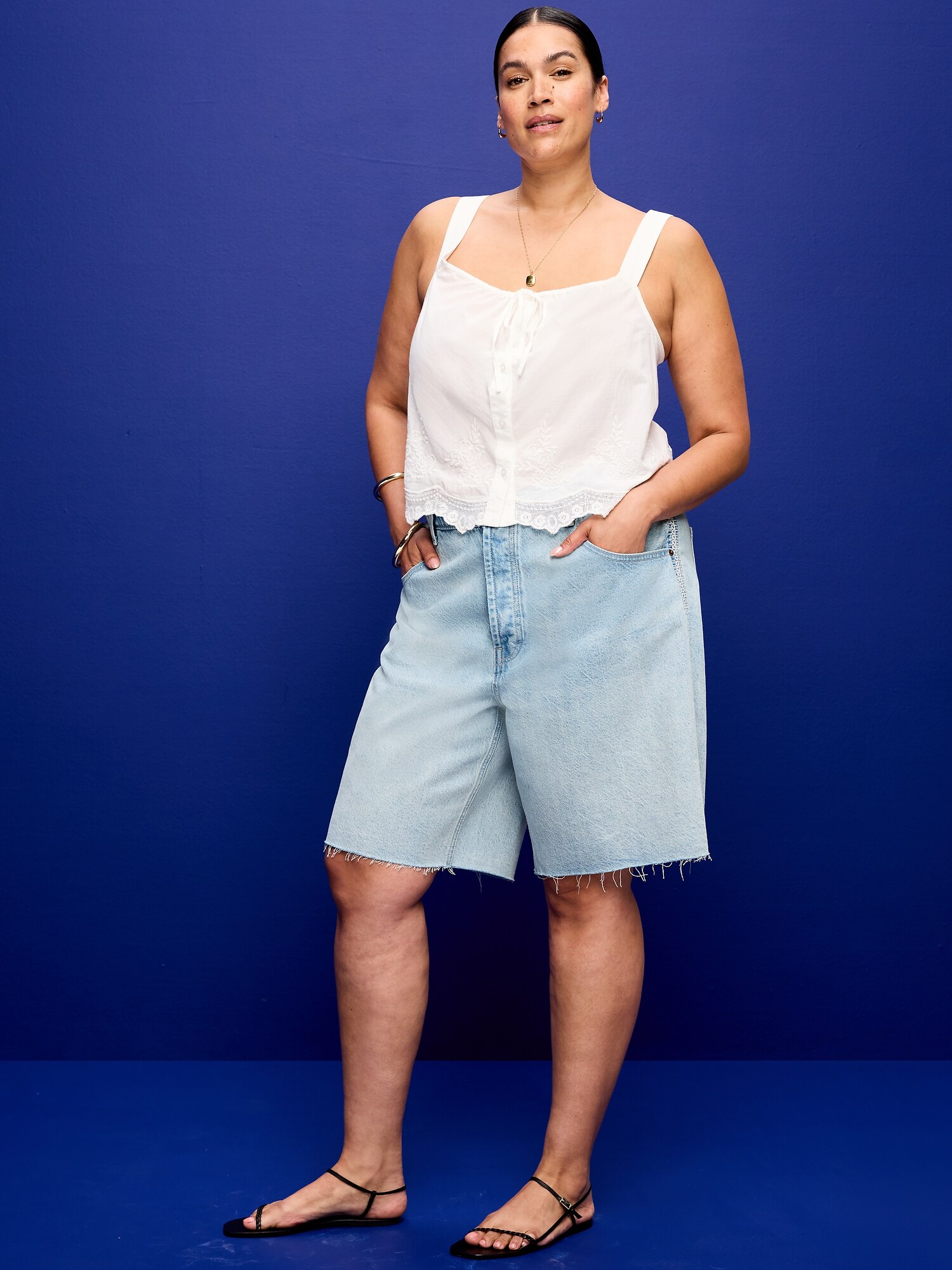 Женские шорты Old Navy Mid-Rise Baggy Jean Cut-Off Shorts -- 9-inch inseam, цвет: Tinted Stitch — фото 4