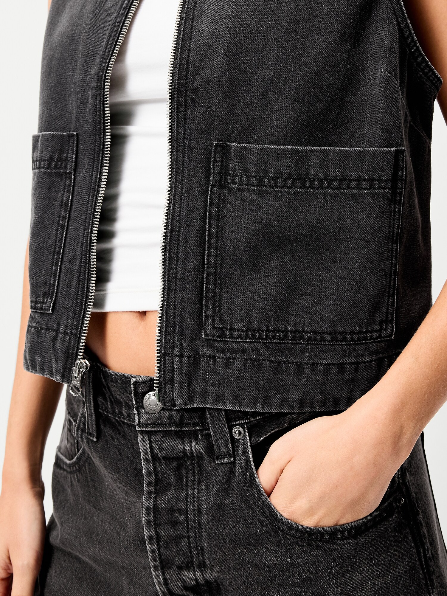 Женский жилет Old Navy Zip-Front Utility Vest, цвет: Coal — фото 4