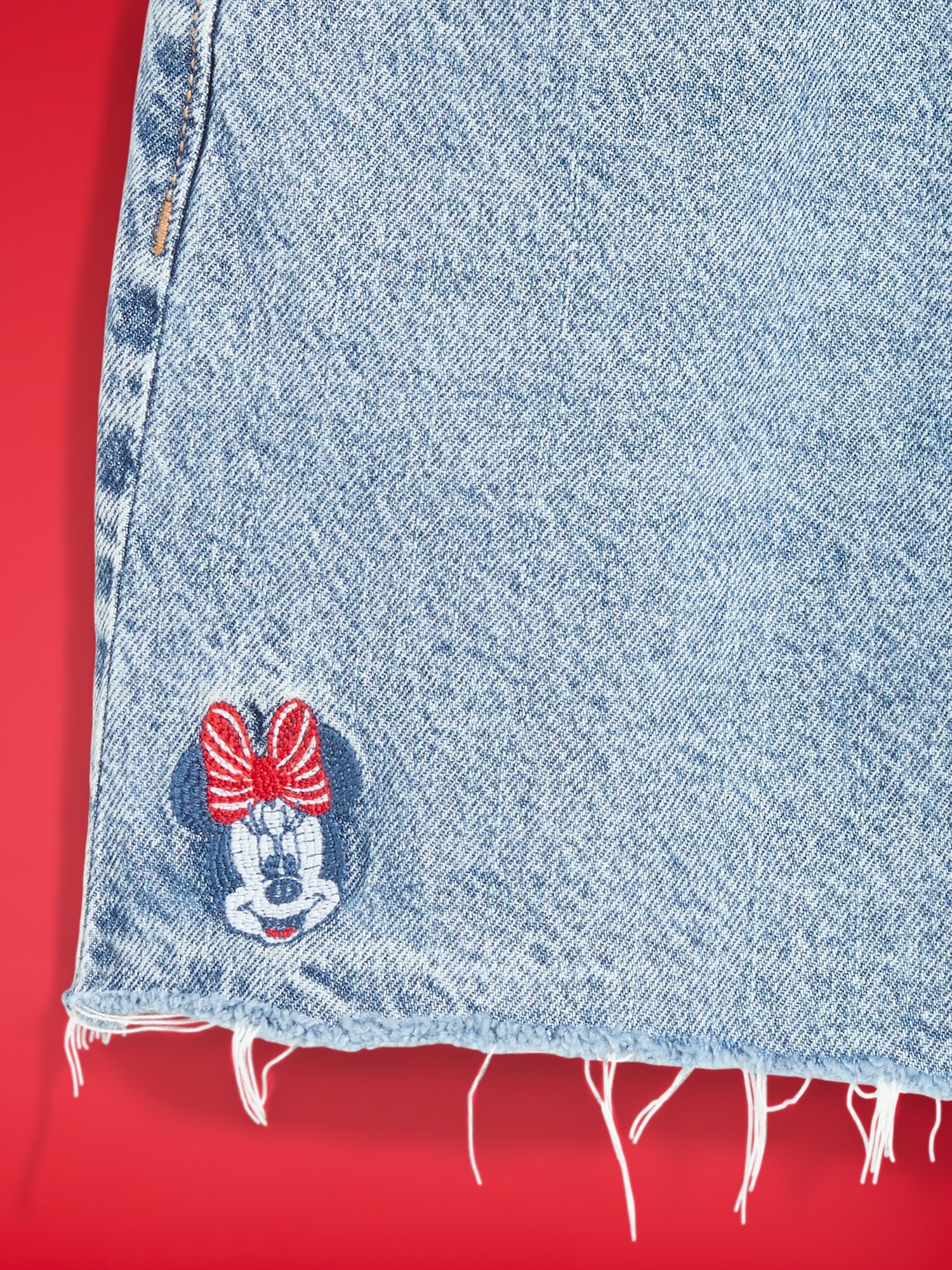 Женские шорты Old Navy x Disney Minnie Mouse High-Waisted OG Jean Cut-Off Shorts-- 4-inch inseam for Women, цвет: Fireworks Embroidery — фото 6