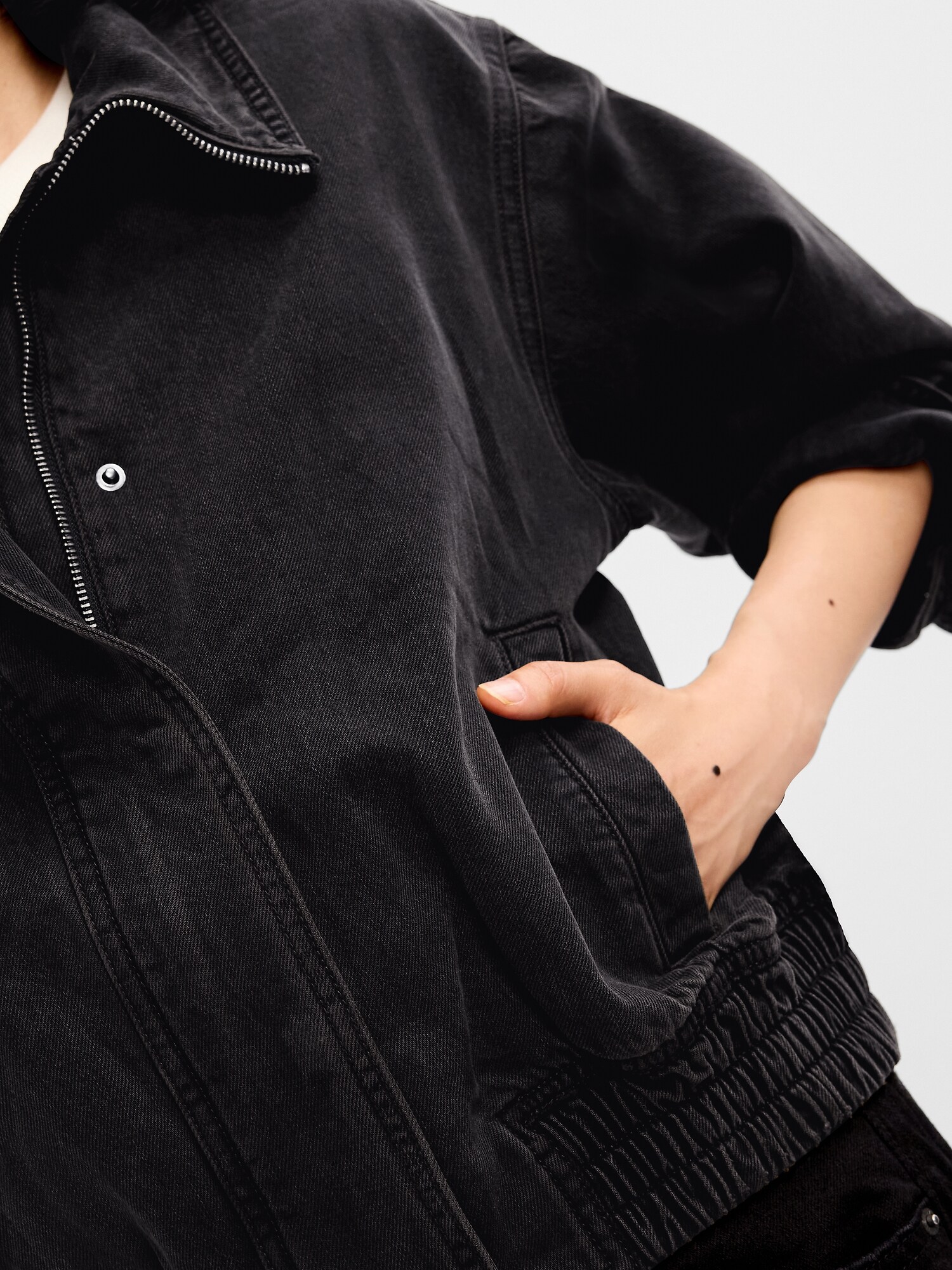 Женская куртка Old Navy Funnel-Neck Denim Jacket, цвет: Потёртый чёрный — фото 5