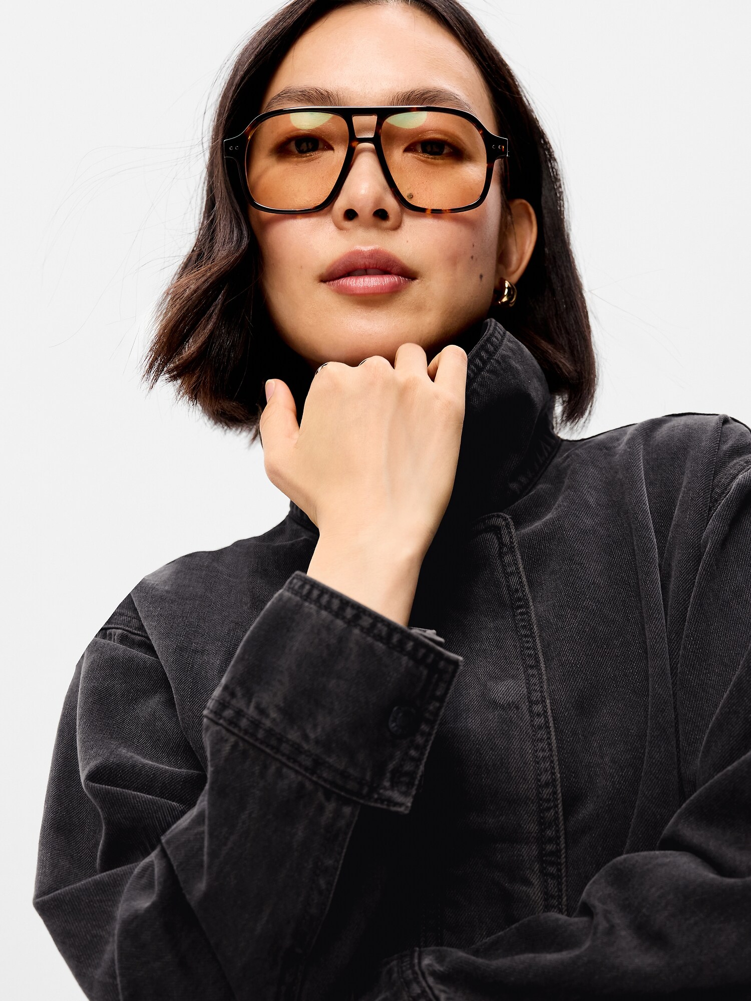 Женская куртка Old Navy Funnel-Neck Denim Jacket, цвет: Потёртый чёрный — фото 4