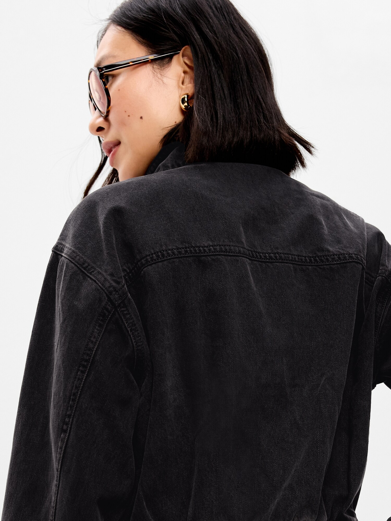 Женская куртка Old Navy Funnel-Neck Denim Jacket, цвет: Потёртый чёрный — фото 6