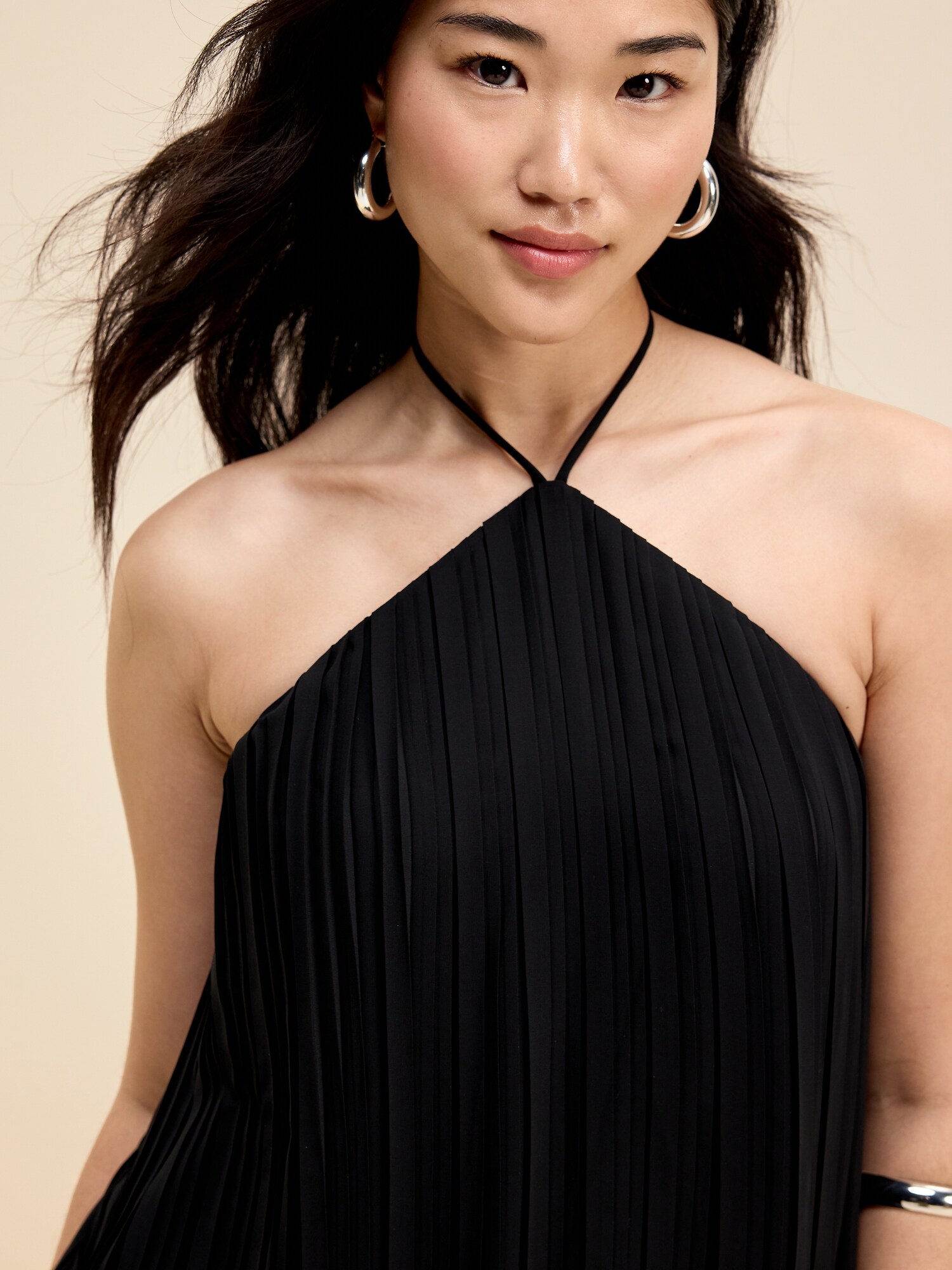 Женские платья The Occasion by Old Navy Pleated Halter Swing Mini, цвет: Чёрный — фото 4