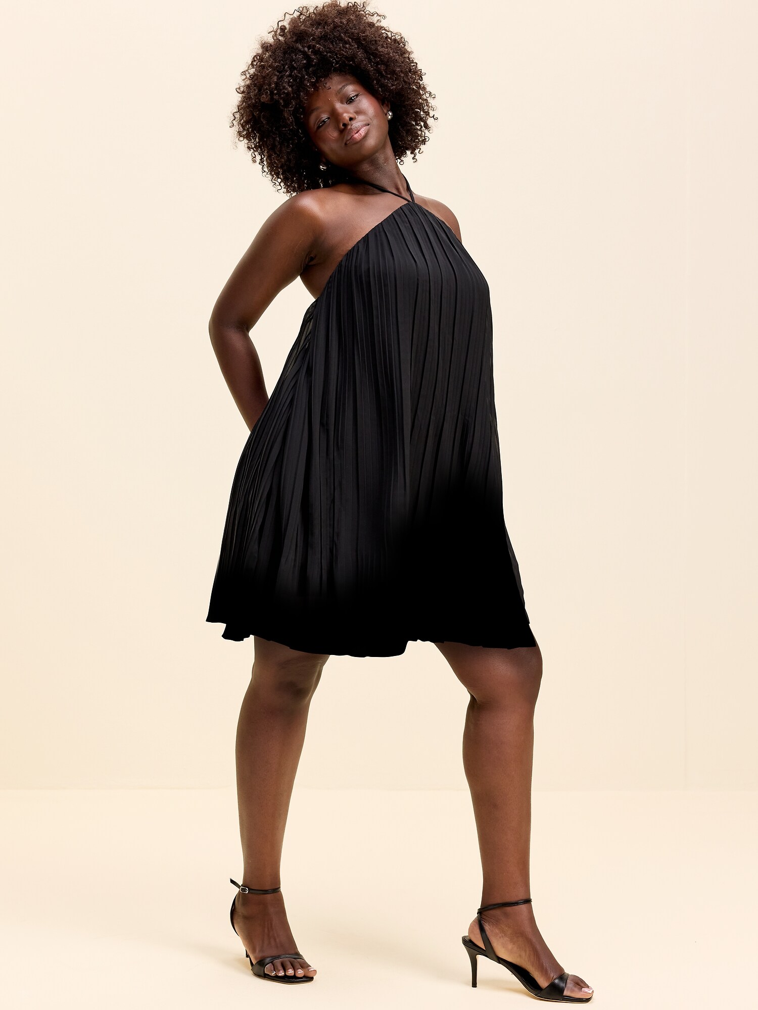 Женские платья The Occasion by Old Navy Pleated Halter Swing Mini, цвет: Чёрный — фото 6