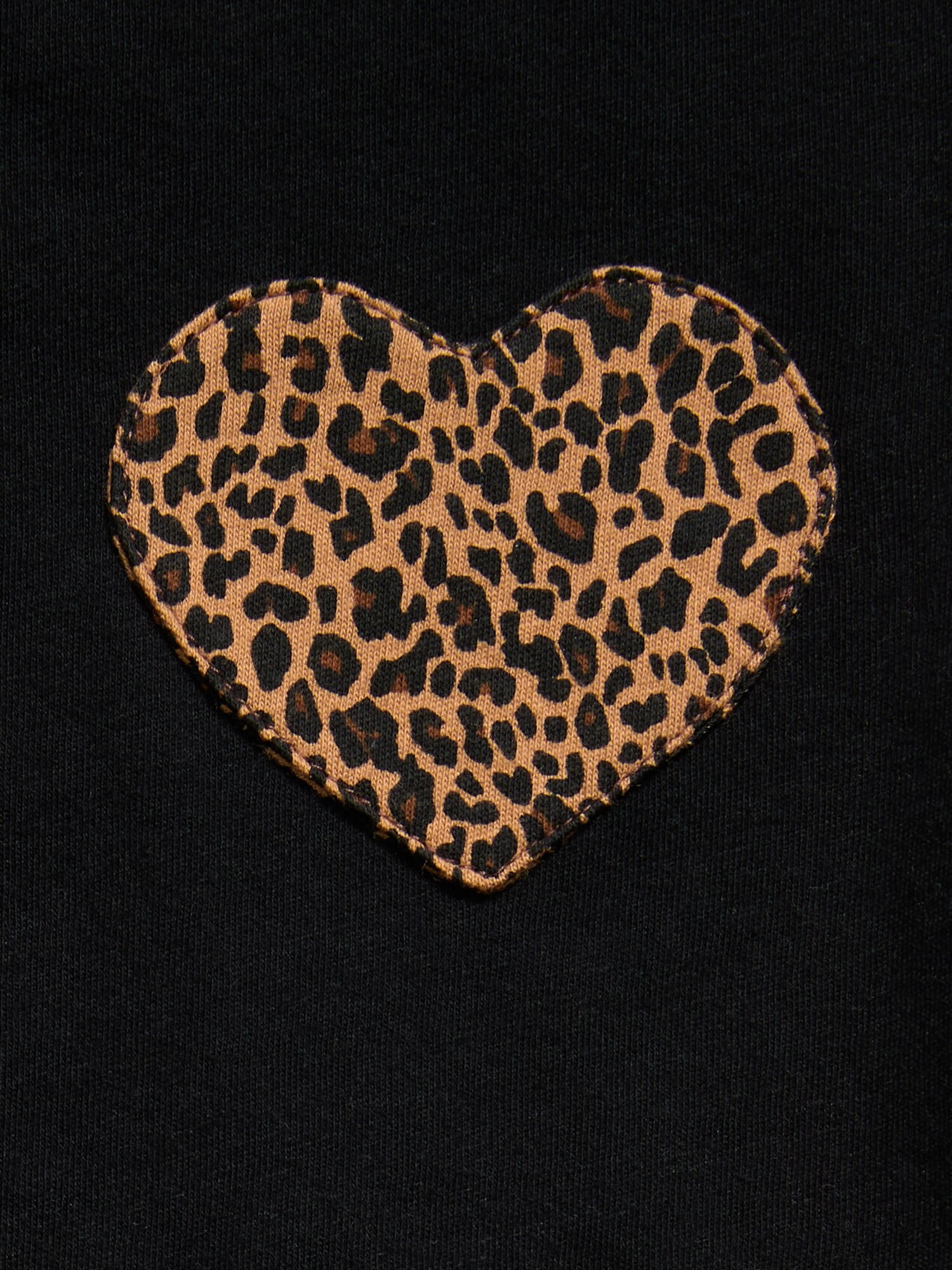 Футболка Old Navy Softest Short-Sleeve Heart-Pocket T-Shirt для девочек, цвет: Чёрный леопардовый — фото 3