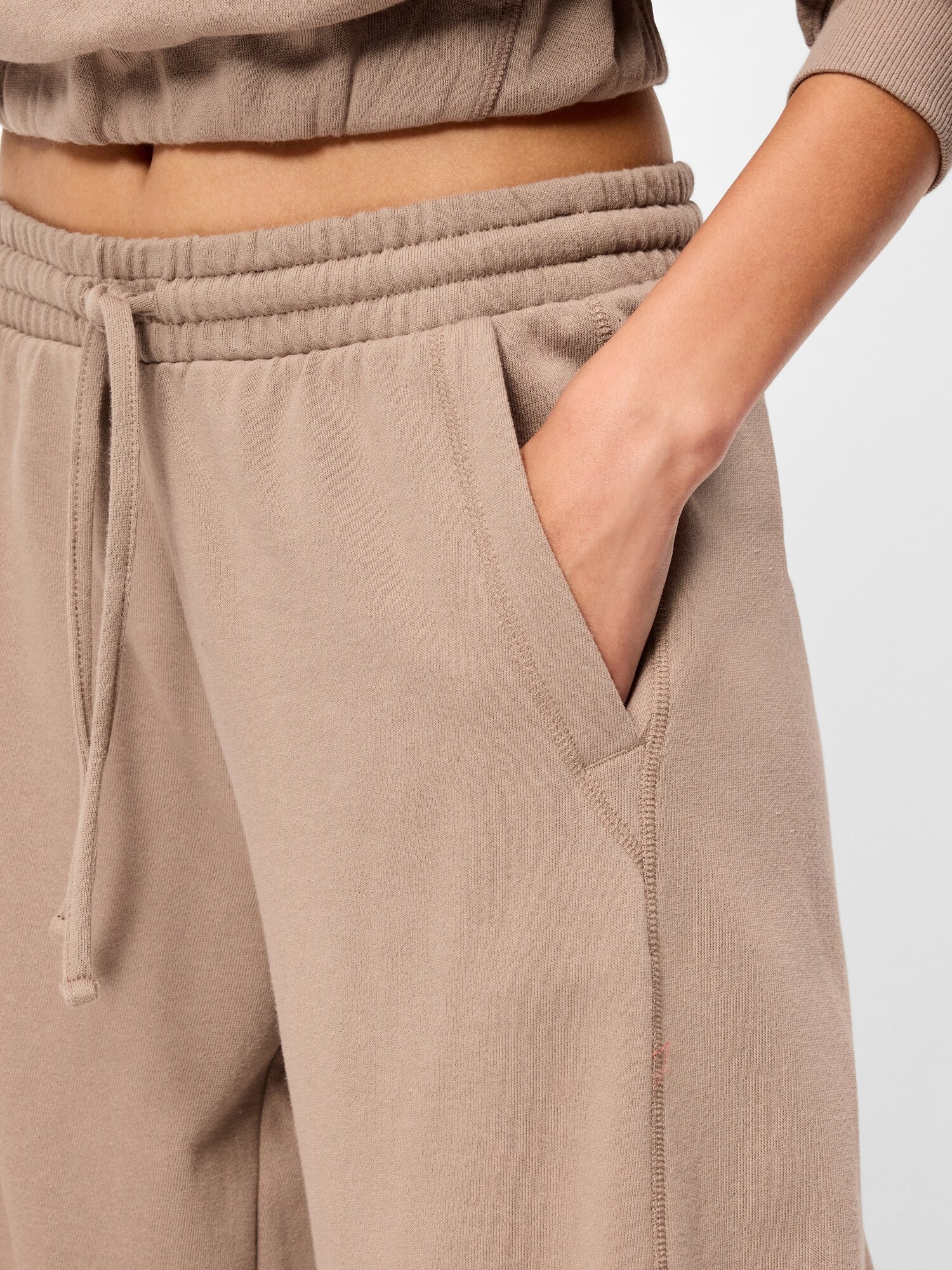 Женские брюки Old Navy Mid-Rise SoComfy Barrel Sweatpants, цвет: Шоколадный — фото 4