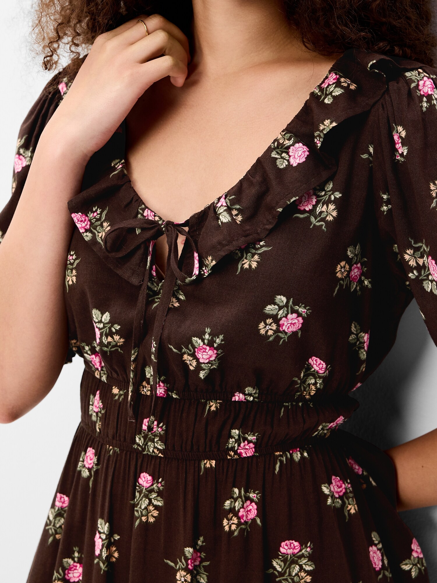Женское платье Old Navy Ruffle-Collar Boho Maxi, цвет: Коричневый с принтом — фото 4