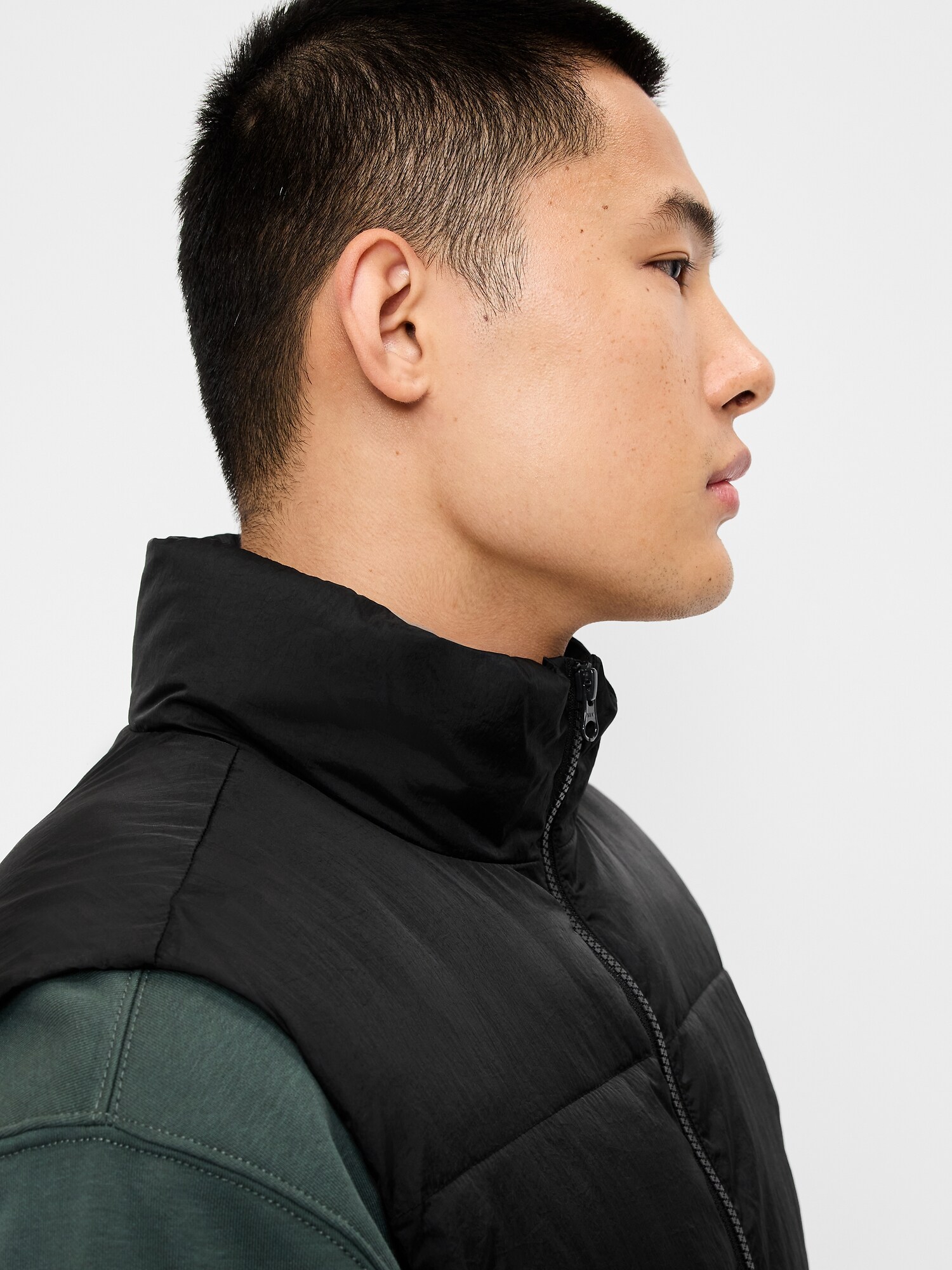 Мужской жилет Old Navy Frost-Free Water-Resistant Puffer Vest, цвет: Чёрный — фото 4