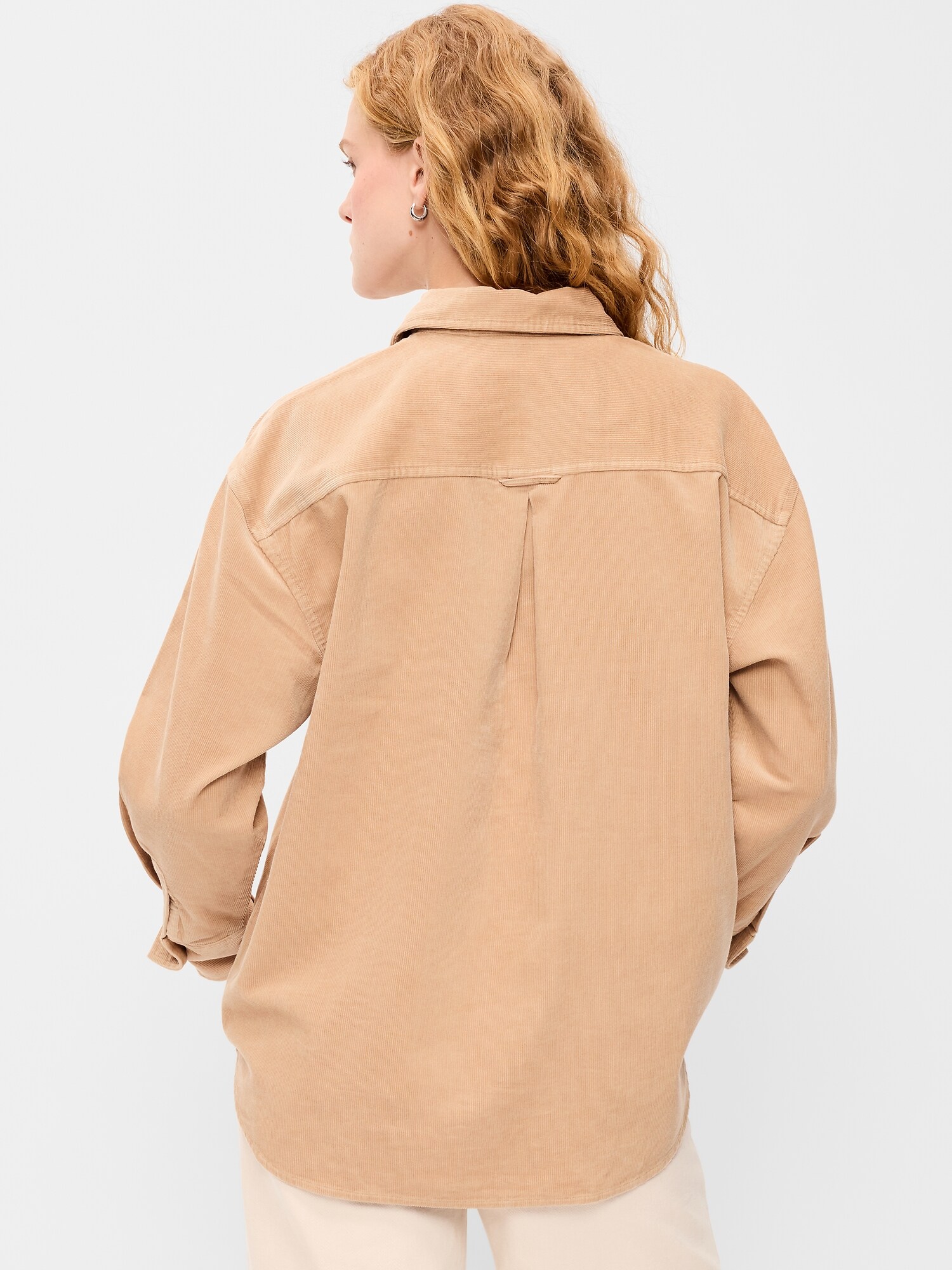 Женская рубашка Old Navy Oversized Boyfriend Button-Down Corduroy, цвет: Льняной — фото 2