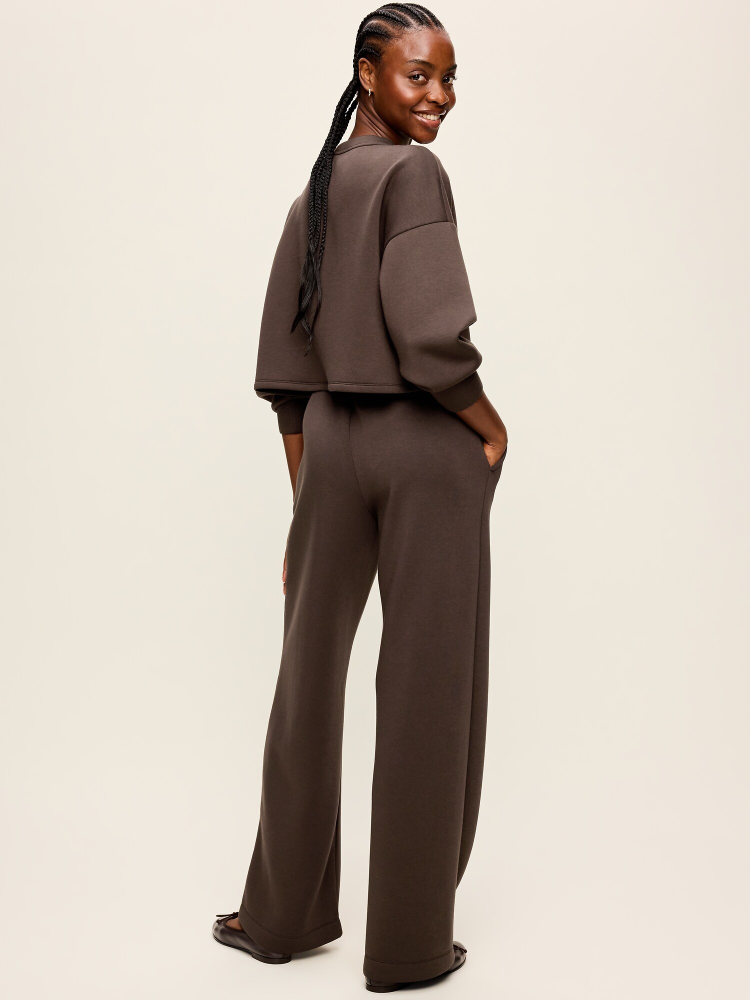 Женские брюки Old Navy High-Waisted Bounce Fleece Wide-Leg Sweatpants, цвет: Чёрный кофейный — фото 3