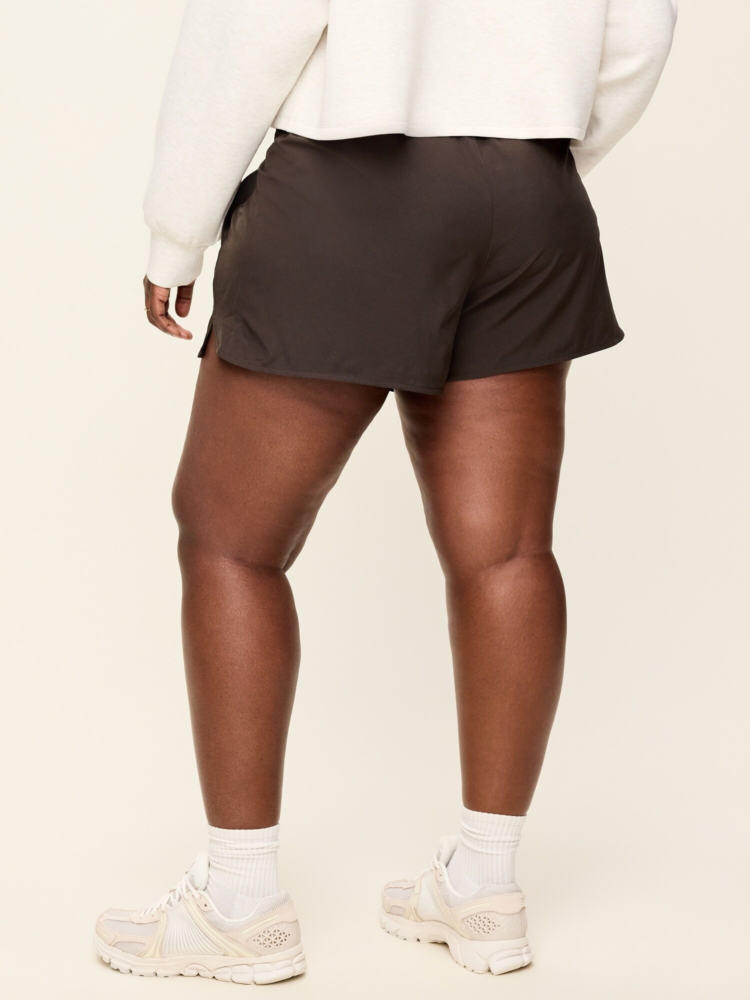 Женские шорты Old Navy Extra High-Waisted Crinkle Run Shorts -- 3-inch inseam, цвет: Чёрный кофейный — фото 6