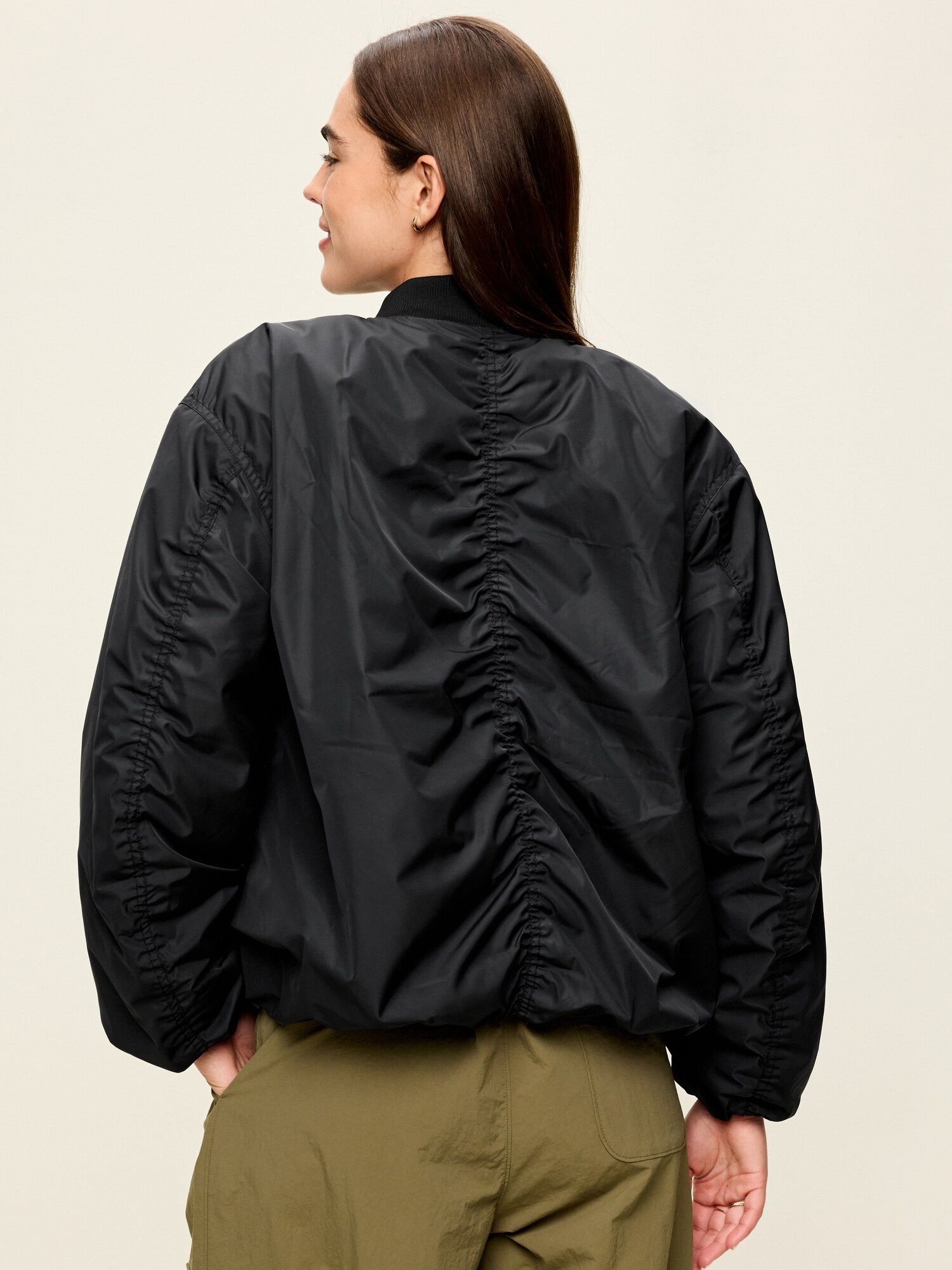 Женская куртка Old Navy Water-Resistant Oversized Bubble-Hem Zip Bomber, цвет: Чёрный — фото 2