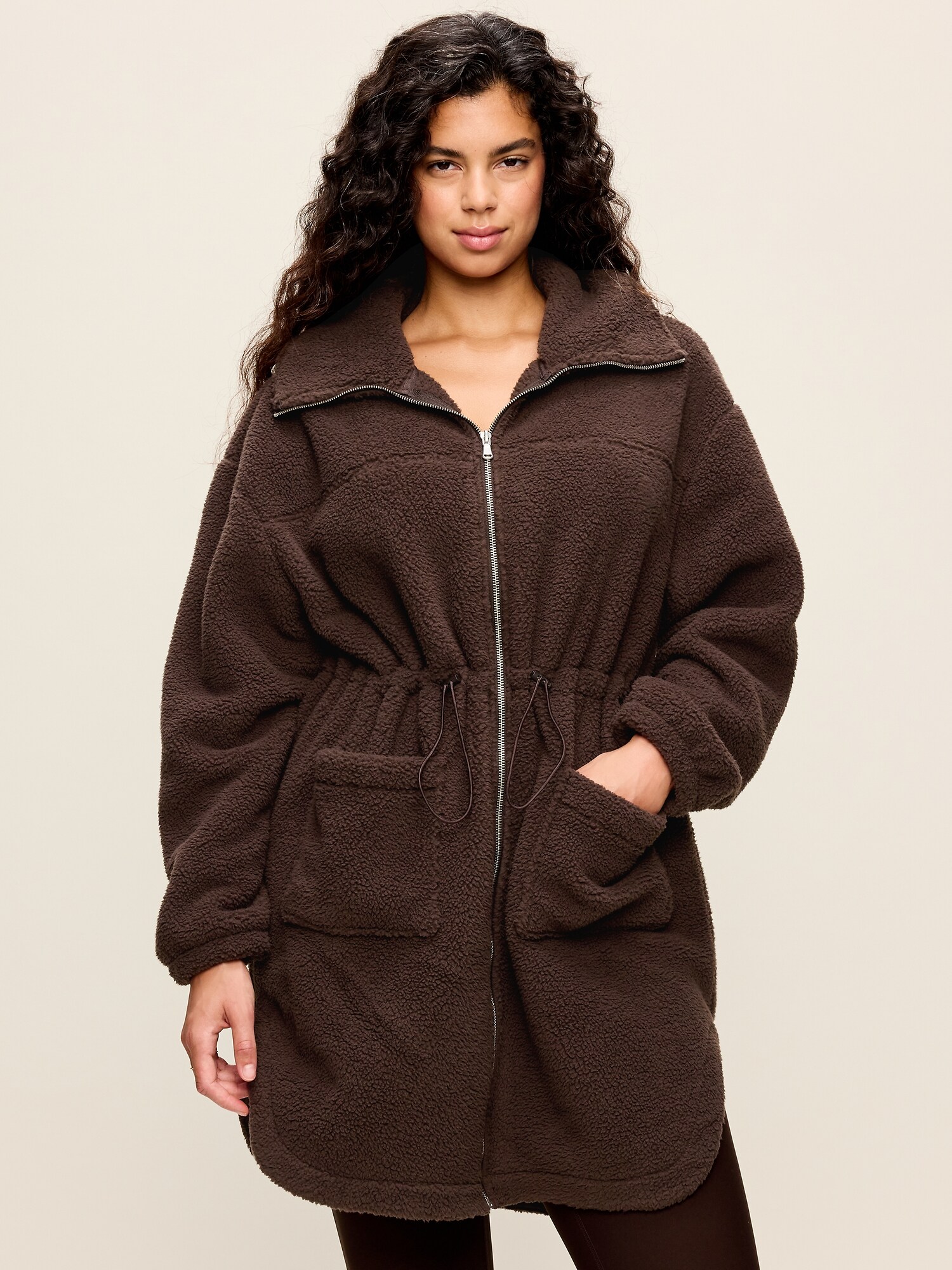 Женская куртка Old Navy Longline Sherpa, цвет: Чёрный кофейный — фото 5