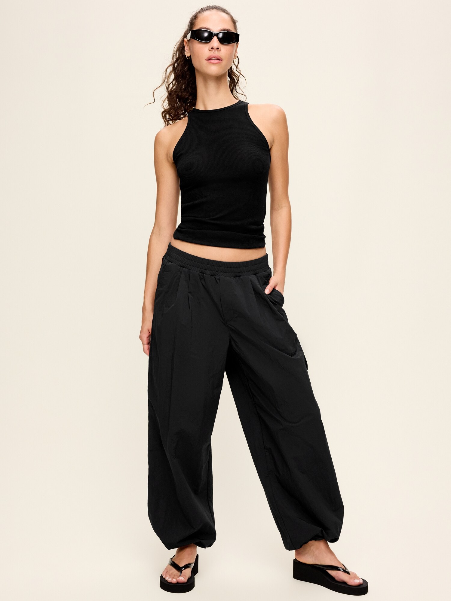 Женские брюки Old Navy Mid-Rise Adjustable Active Woven Utility, цвет: Чёрный — фото 2