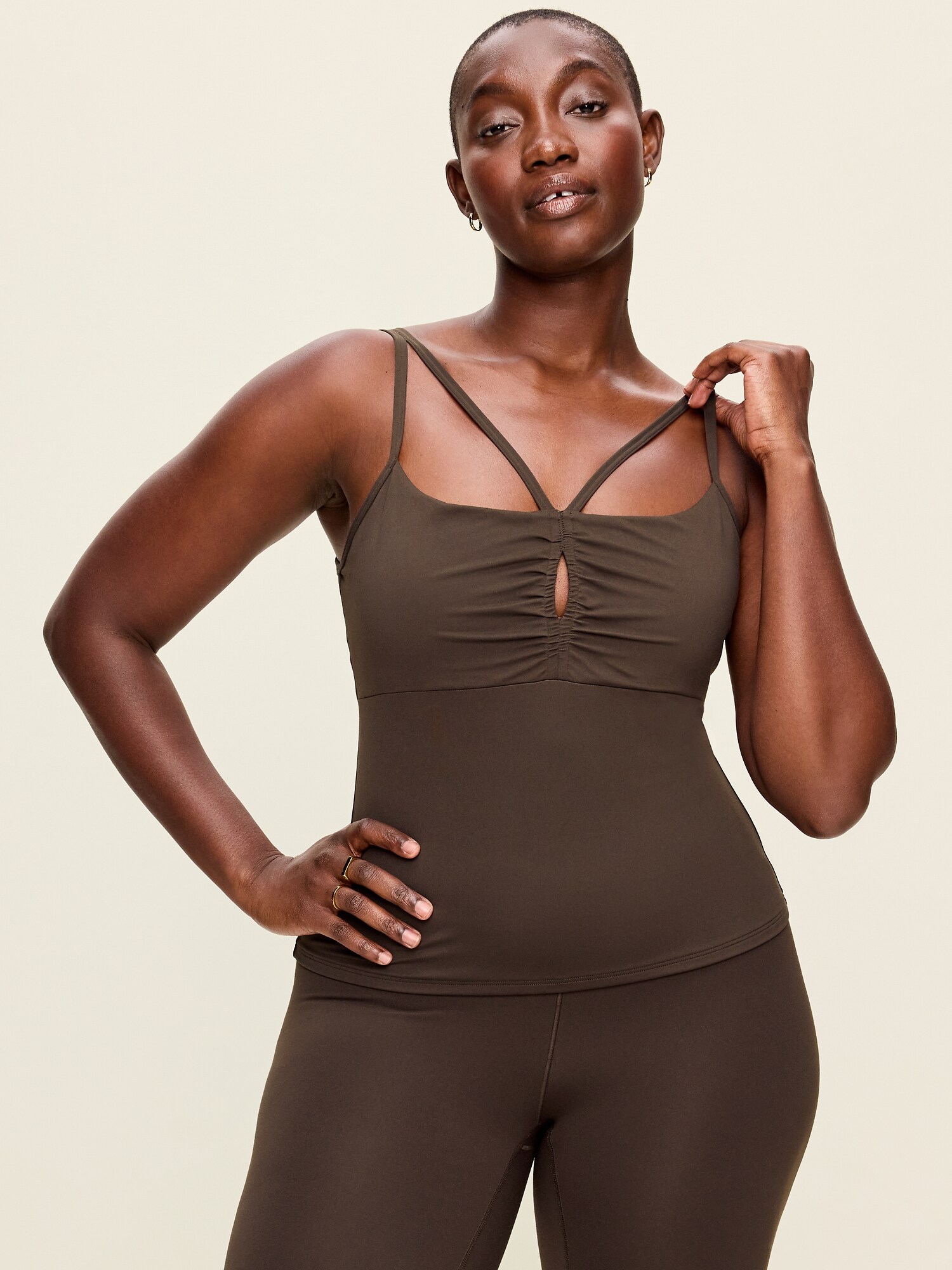 Женский спортивный топ Old Navy StudioSmooth с тонкими бретелями, лёгкая поддержка, цвет: Чёрный кофейный — фото 3
