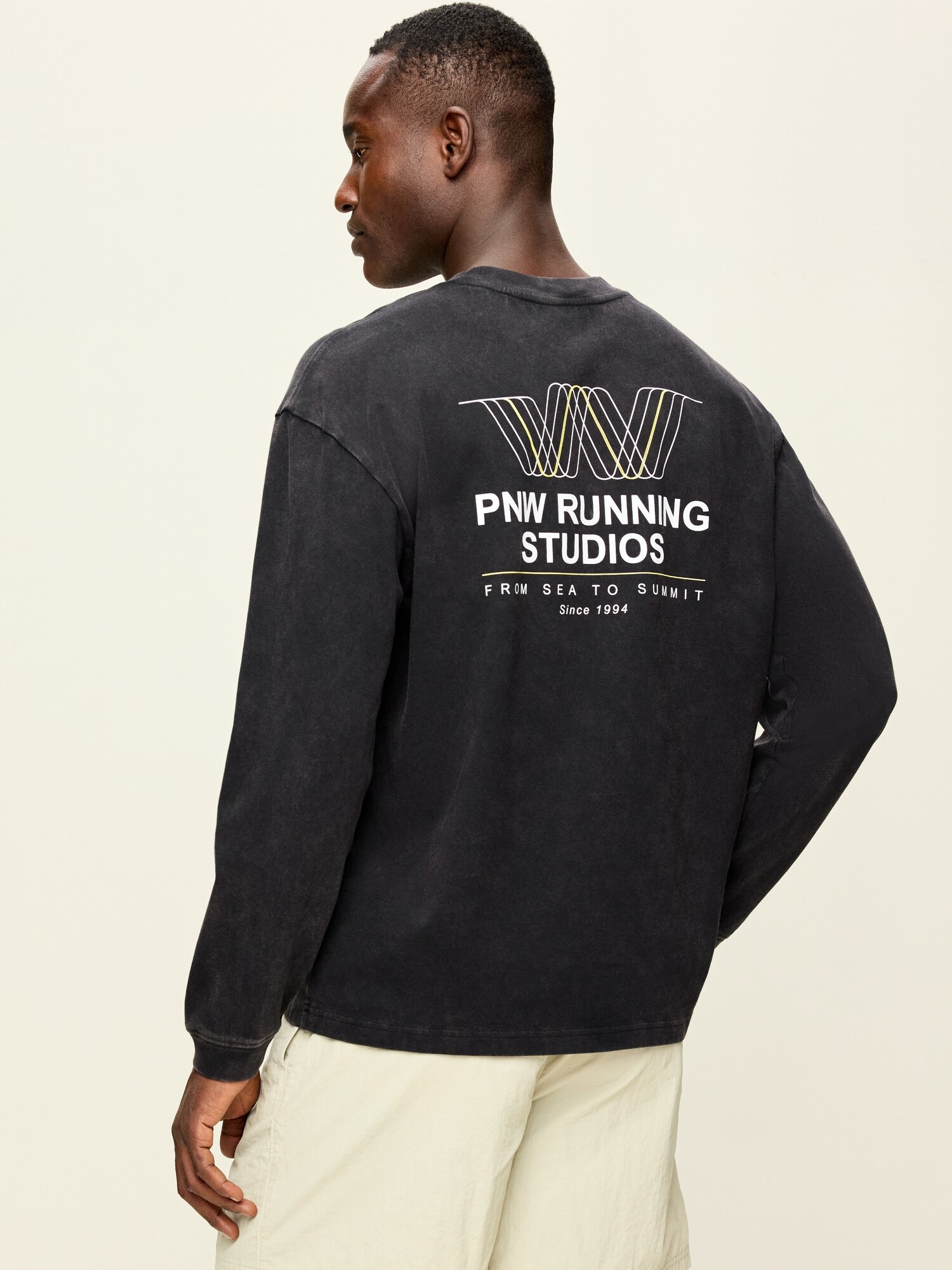 Мужская футболка Old Navy Lived-In Pro Long-Sleeve Graphic, цвет: Чёрный — фото 2